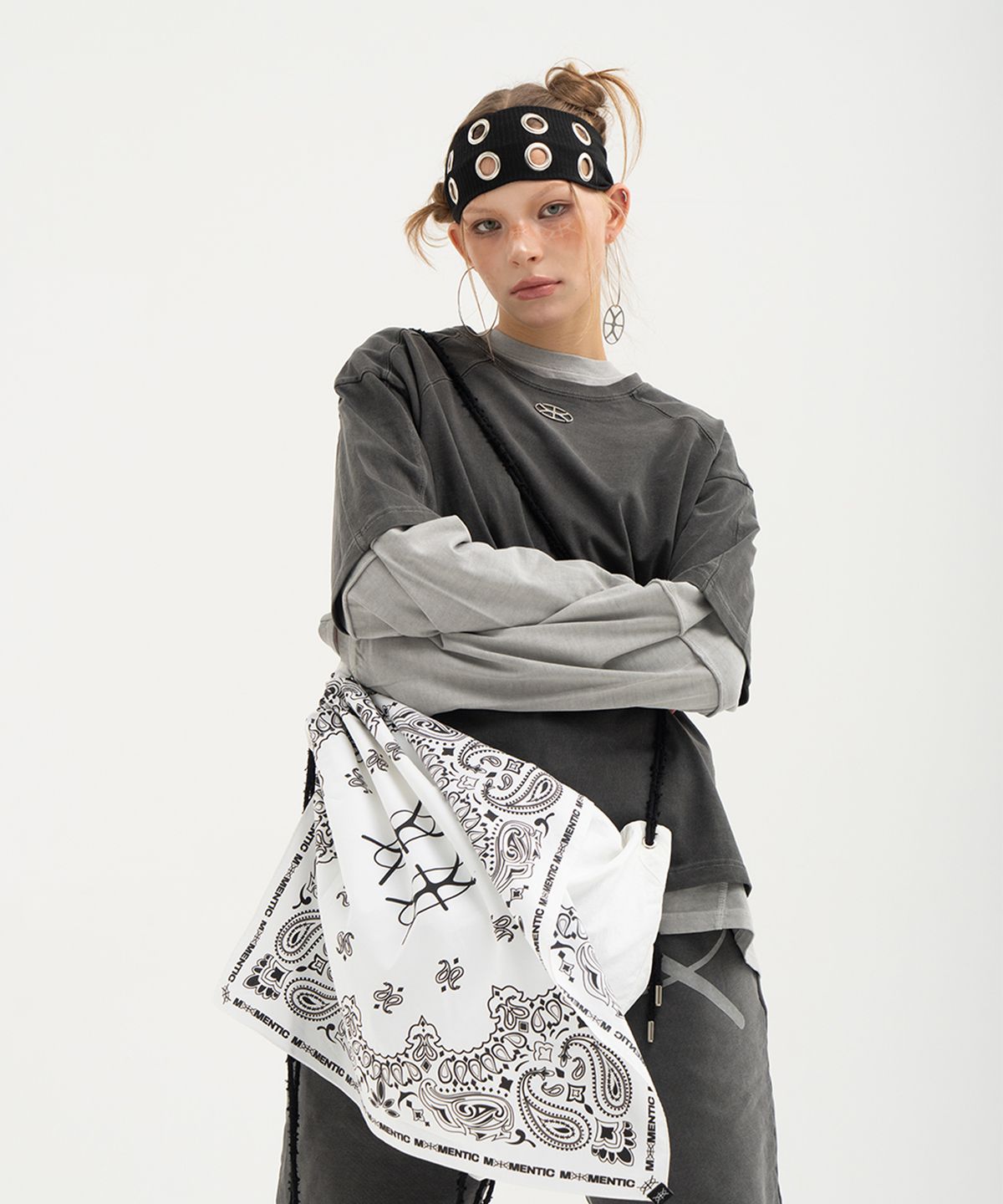 모멘틱(MOMENTIC) Momentic Logo Pendant Pigment Long Sleeve T-shirt [GREY]