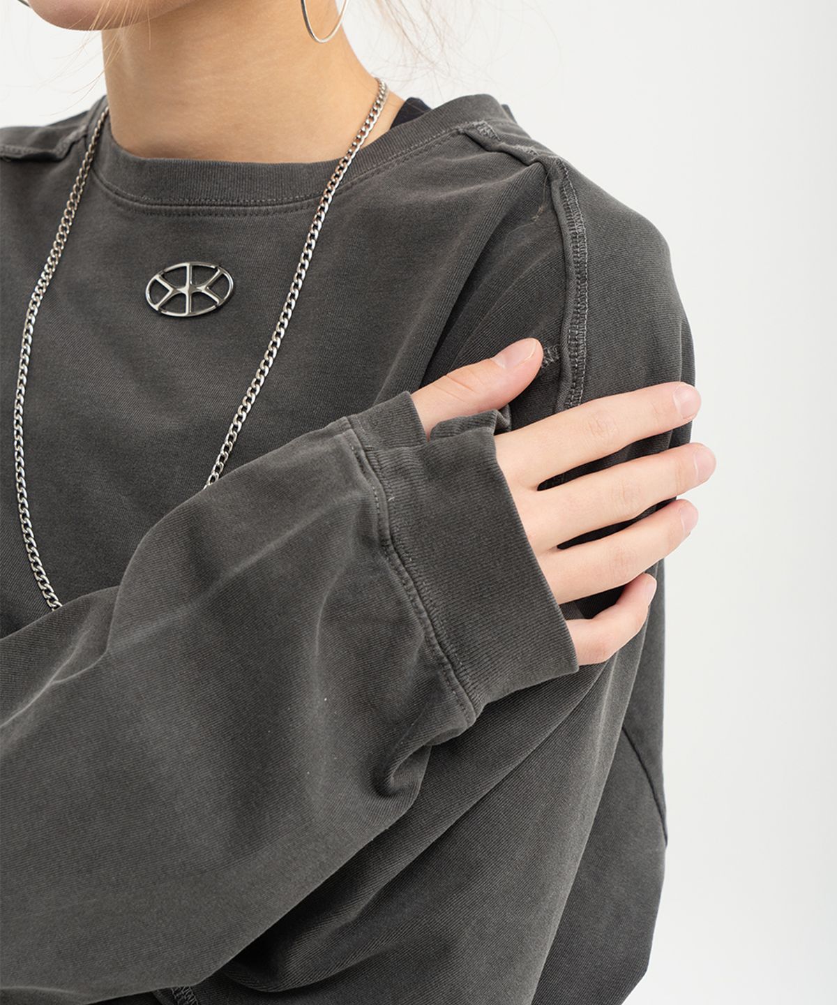 모멘틱(MOMENTIC) Momentic Logo Pendant Pigment Long Sleeve T-shirt [CHARCOAL]