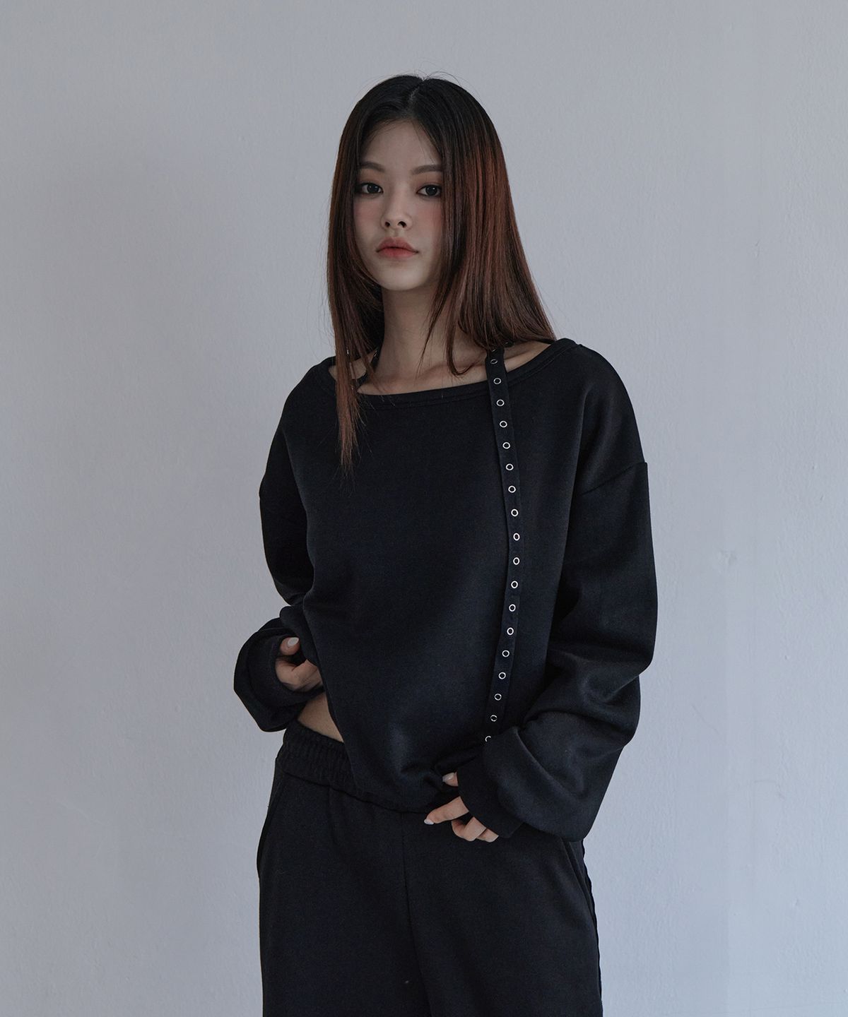오오엠엘(5OML) 아일렛 스트링 스웻 셔츠 블랙