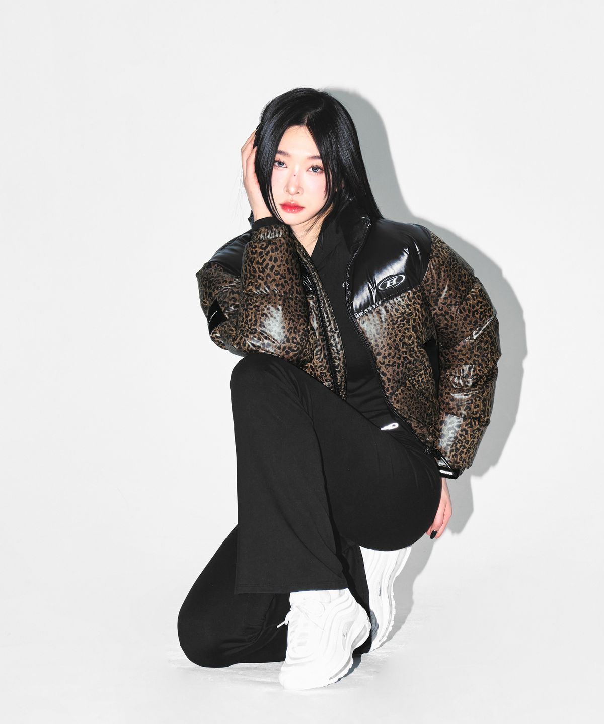 본투윈(BORN TO WIN) W SILVER B GLOSSY CROP PUFFER DOWN [LEOPARD]