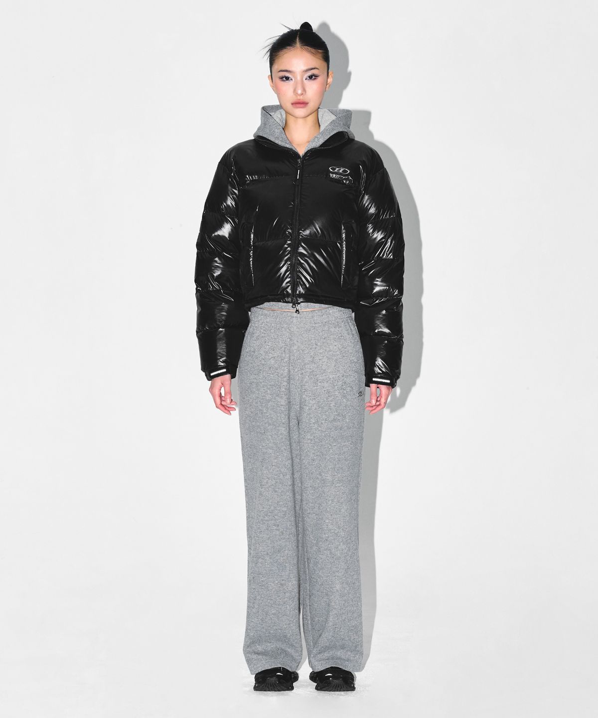 본투윈(BORN TO WIN) W SILVER B GLOSSY CROP PUFFER DOWN [BLACK]