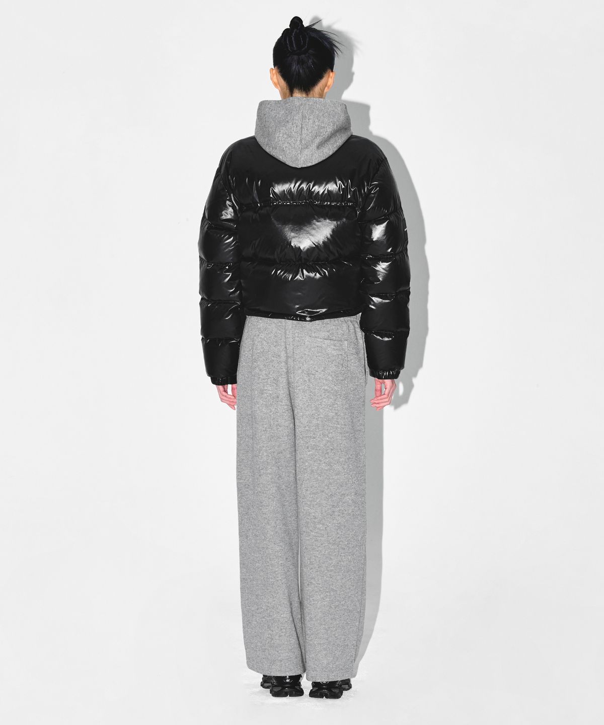 본투윈(BORN TO WIN) W SILVER B GLOSSY CROP PUFFER DOWN [BLACK]