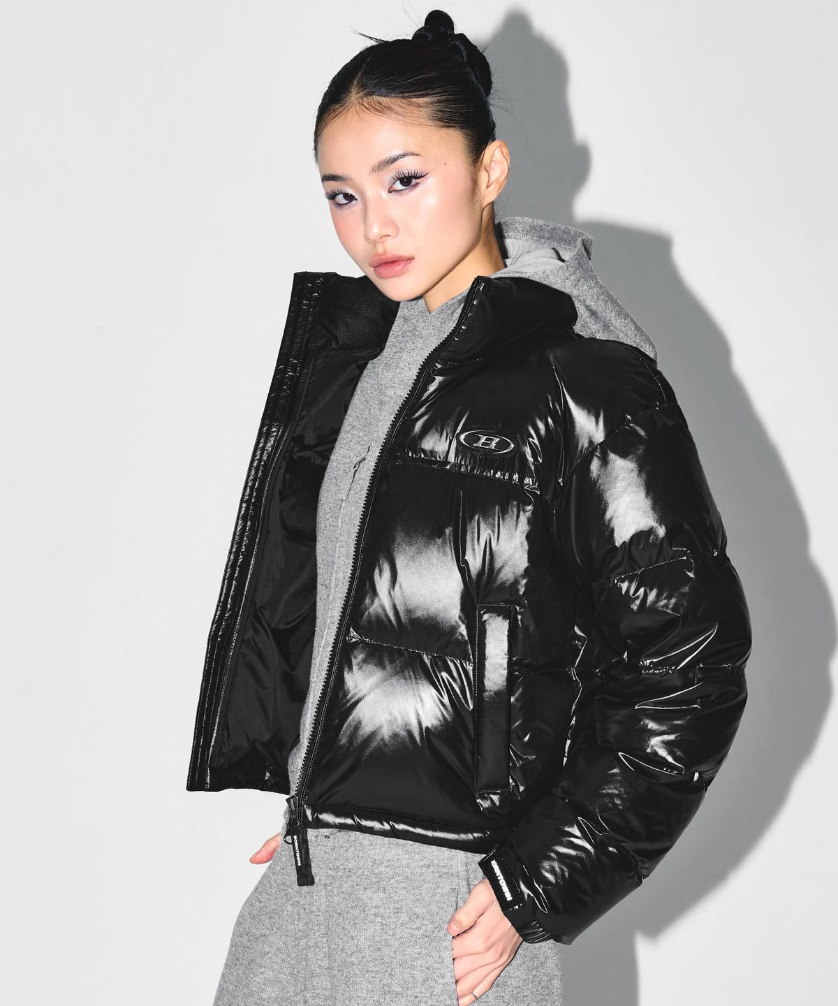 본투윈(BORN TO WIN) W SILVER B GLOSSY CROP PUFFER DOWN [BLACK]