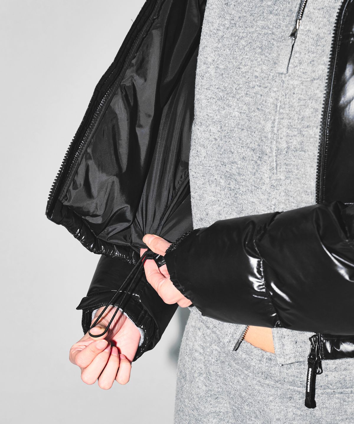 본투윈(BORN TO WIN) W SILVER B GLOSSY CROP PUFFER DOWN [BLACK]