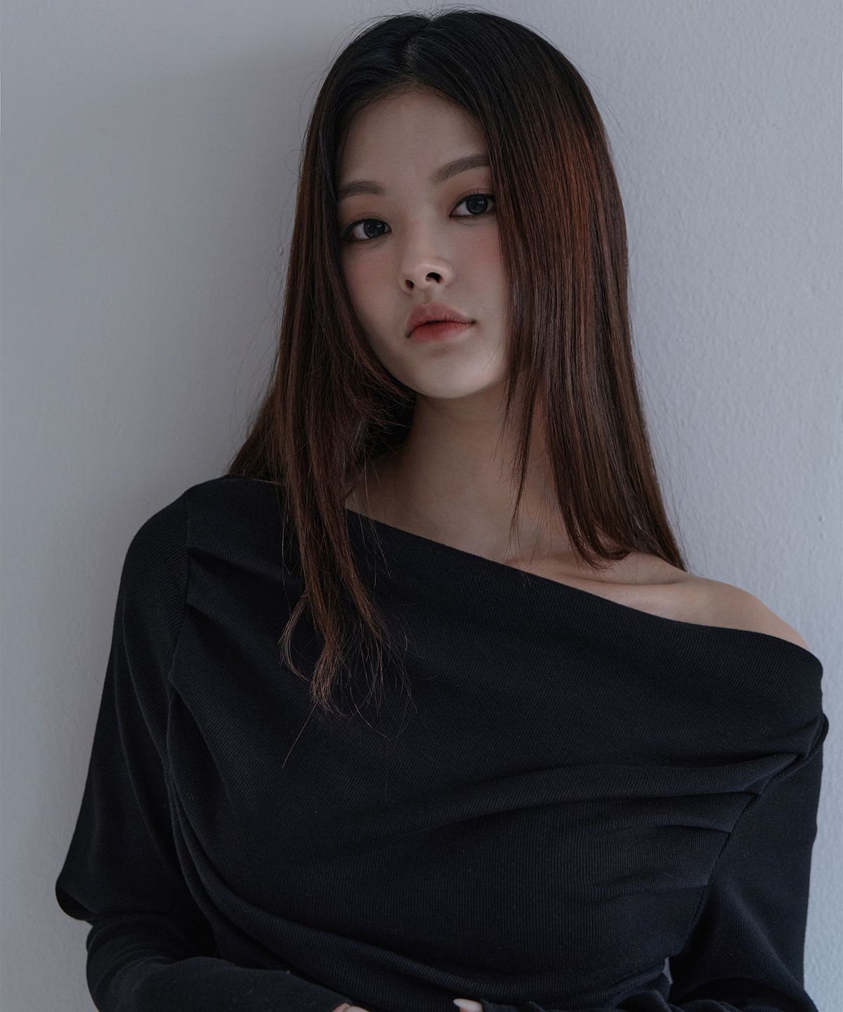 오오엠엘(5OML) 오프숄더 드레이프 롱슬리브 블랙