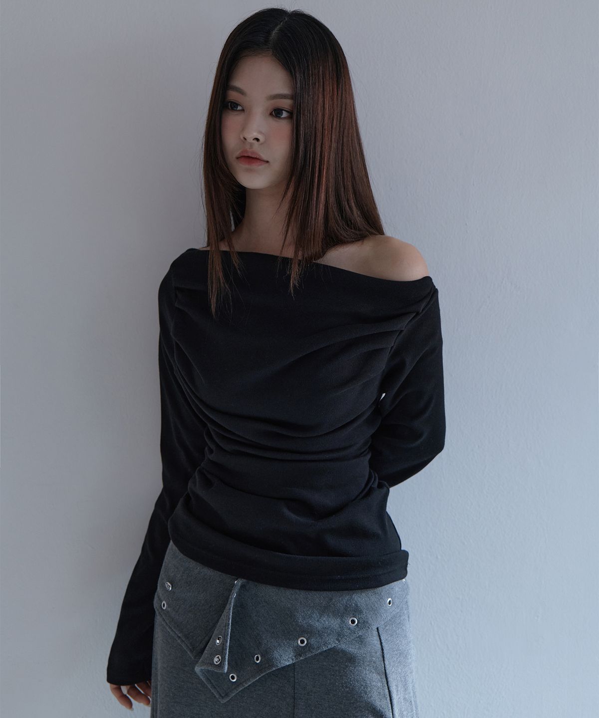 오오엠엘(5OML) 오프숄더 드레이프 롱슬리브 블랙