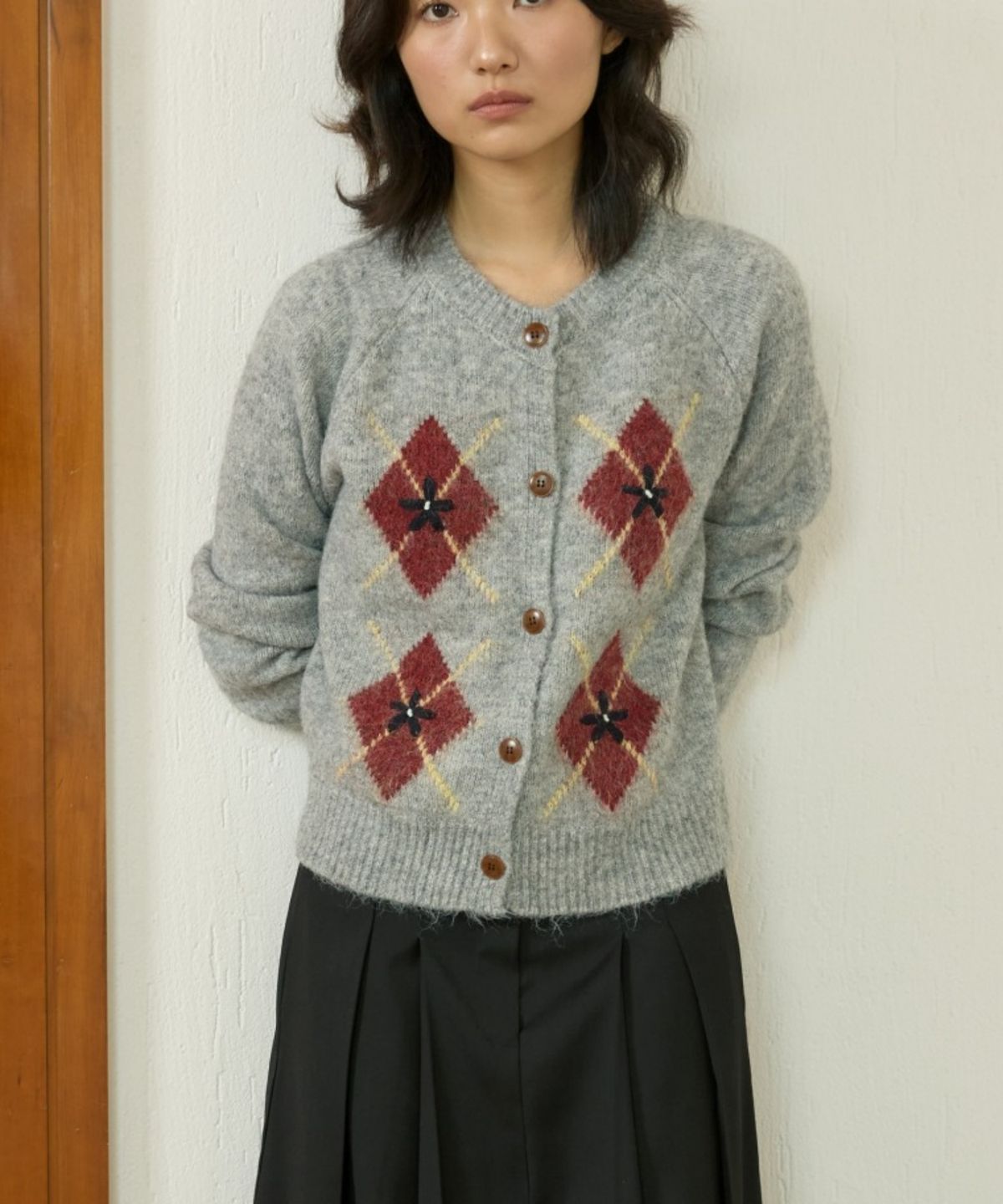 위오이(WIOE) Argyle Flower Knit Cardigan_Grey
