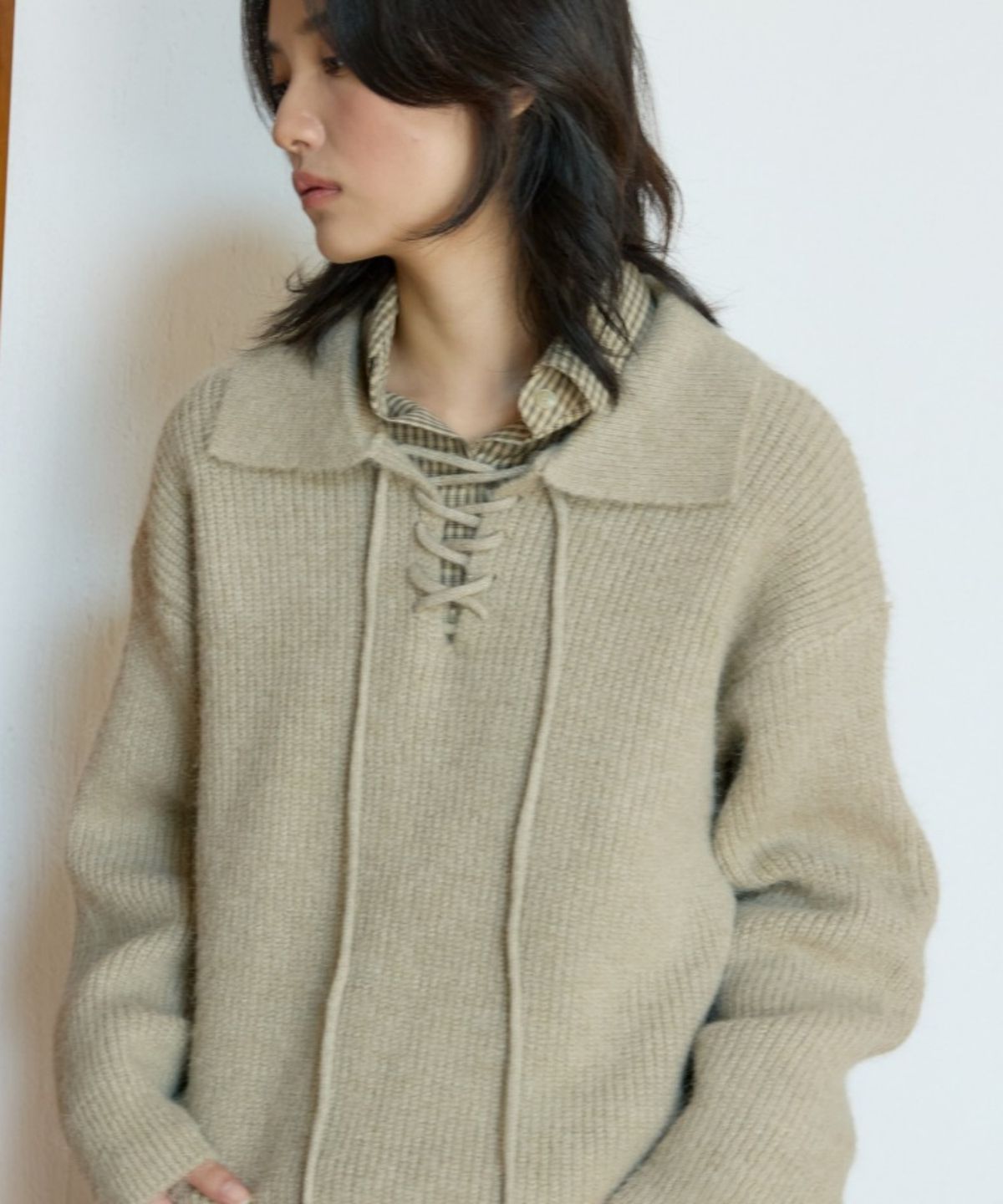 위오이(WIOE) String Collar Knit Pullover_Beige