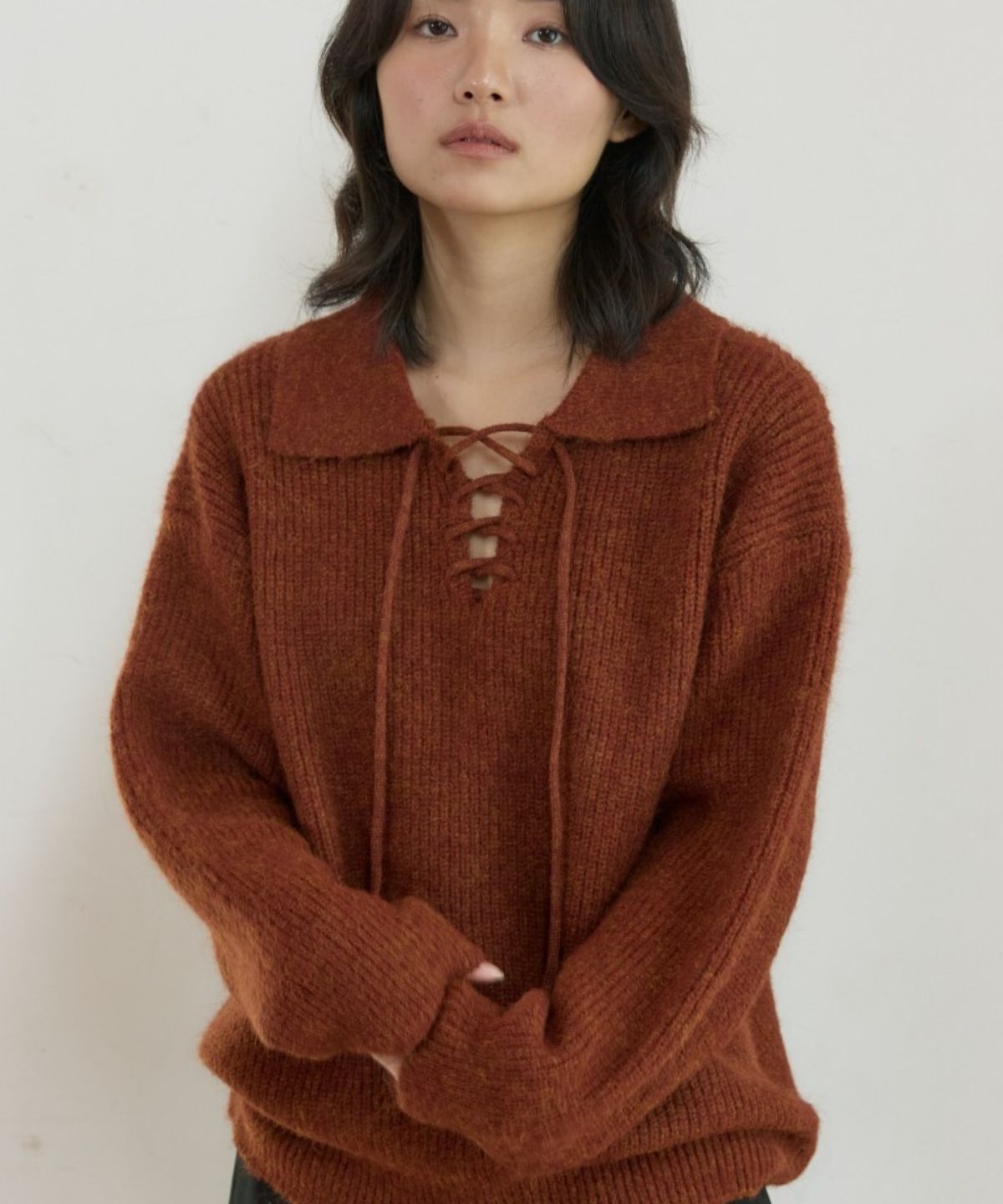 위오이(WIOE) String Collar Knit Pullover_Brick
