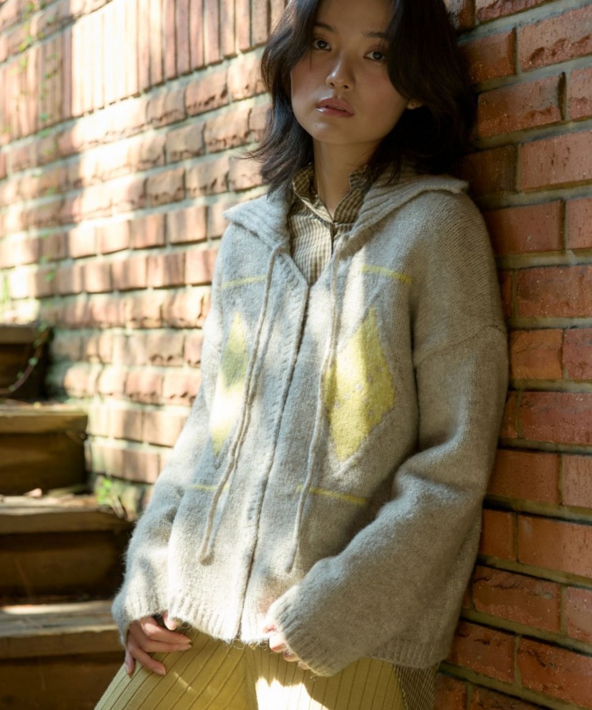 위오이(WIOE) Argyle Collar Knit Cardigan_Beige