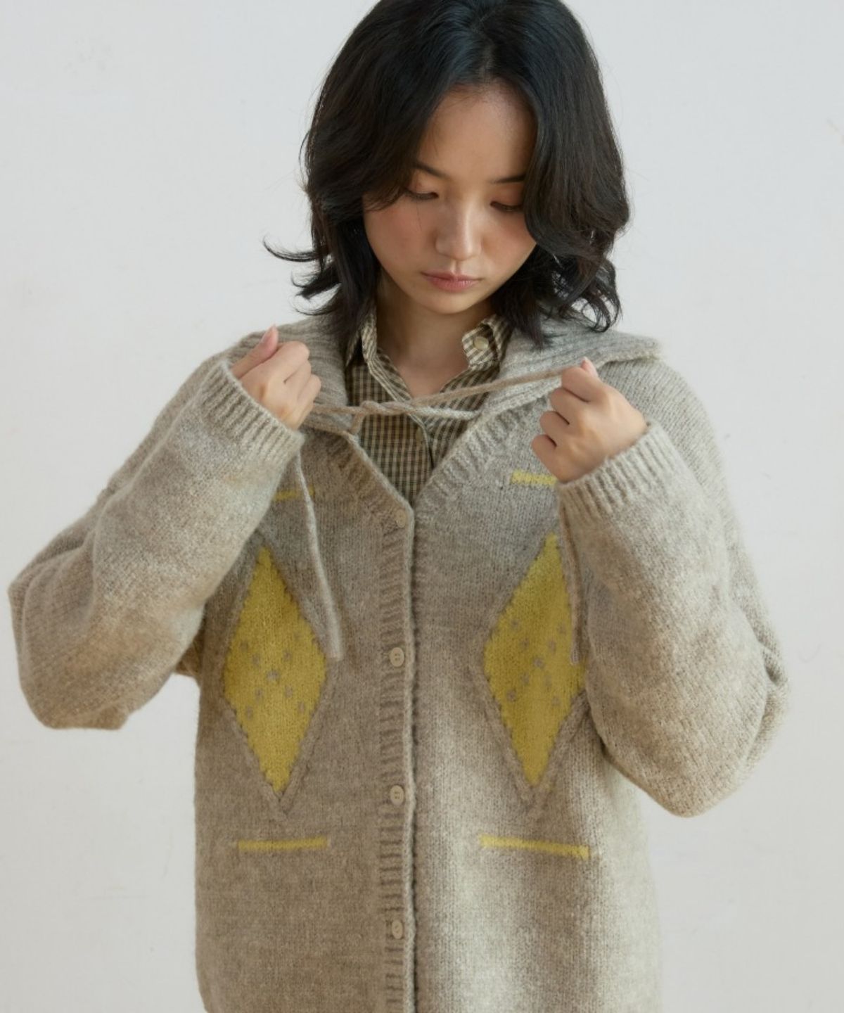 위오이(WIOE) Argyle Collar Knit Cardigan_Beige