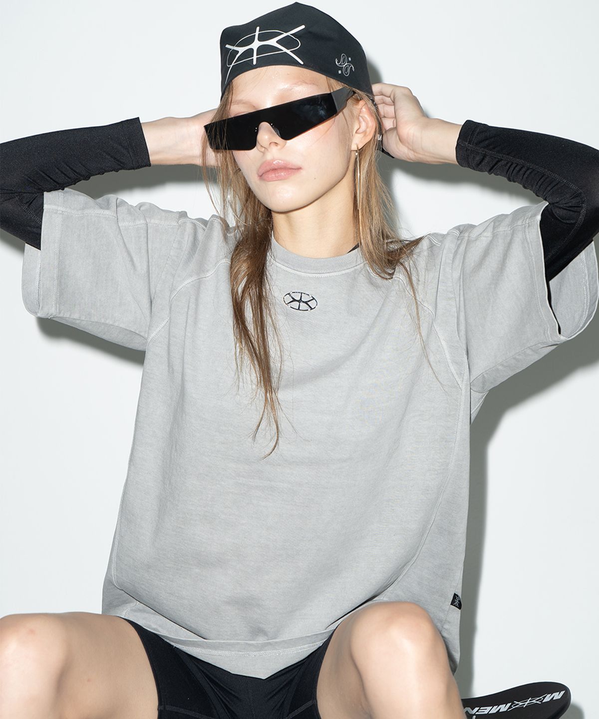 모멘틱(MOMENTIC) Pendant Logo Pigment Short T-shirt [GREY]