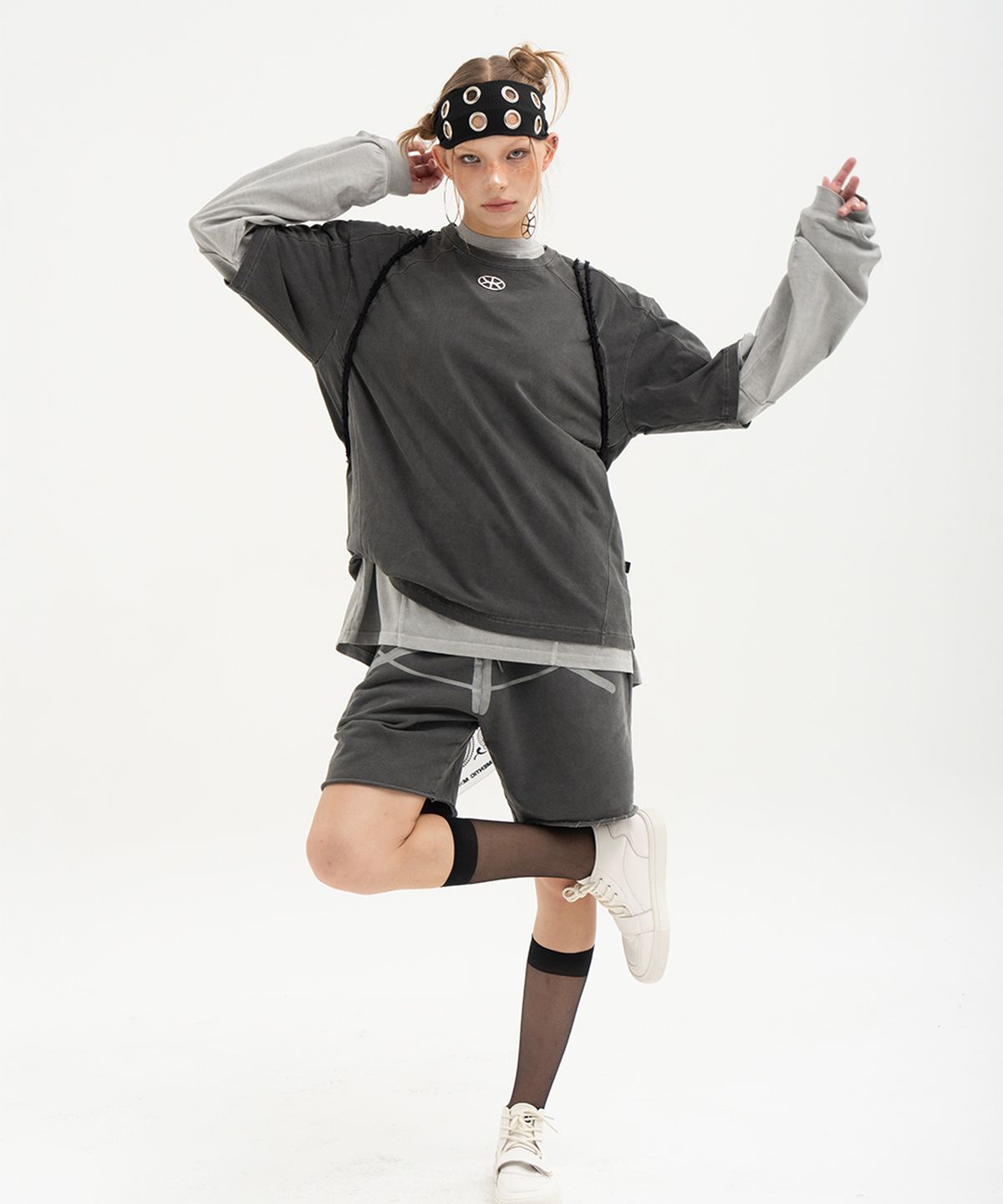 모멘틱(MOMENTIC) Pendant Logo Pigment Short T-shirt [CHARCOAL]
