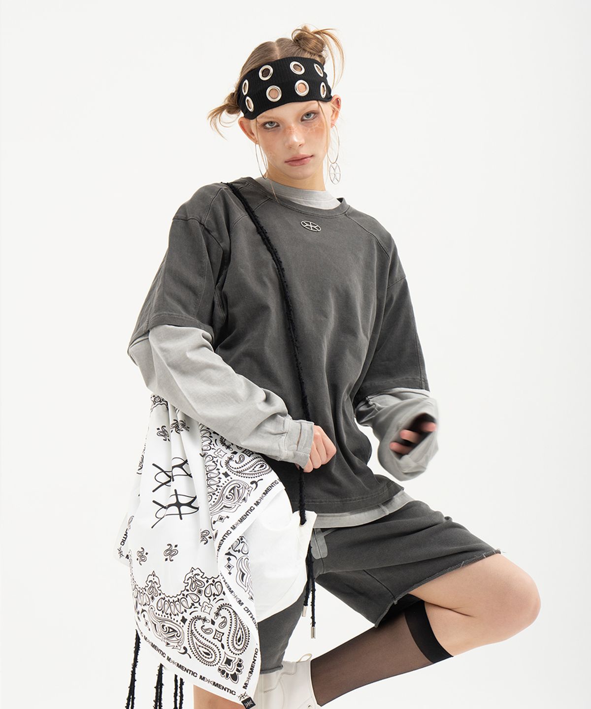 모멘틱(MOMENTIC) Pendant Logo Pigment Short T-shirt [CHARCOAL]