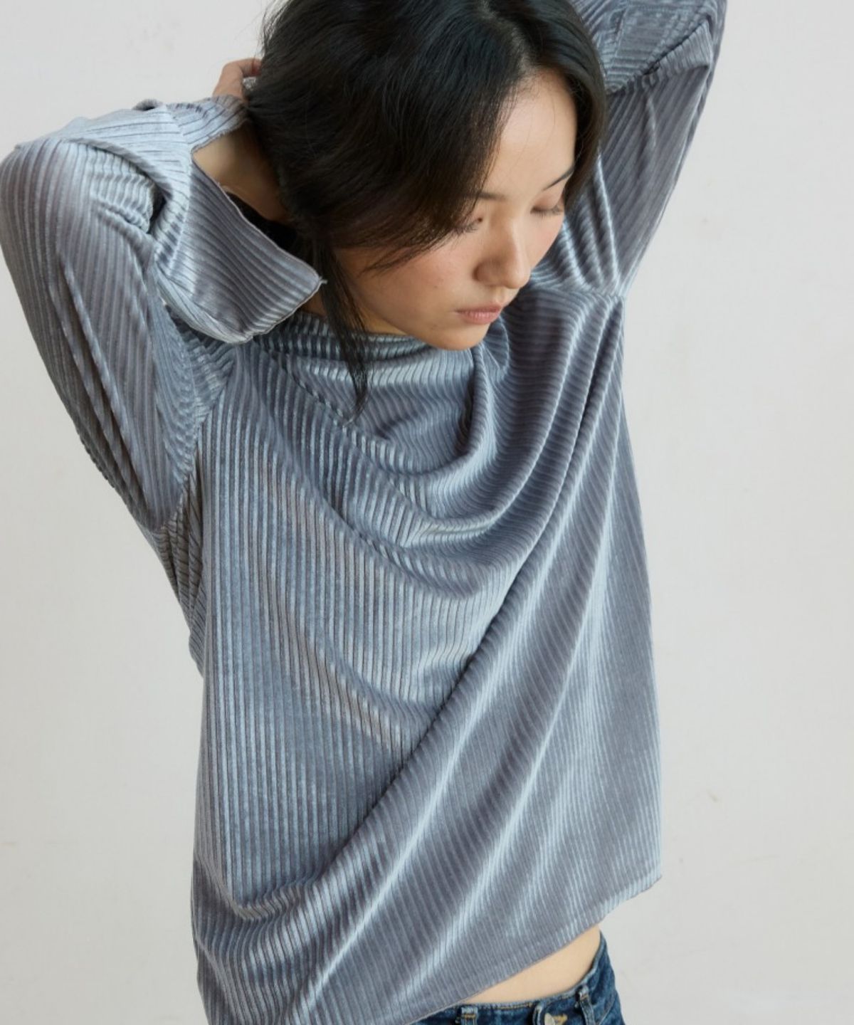 위오이(WIOE) Veloa Slit Half Turtle Neck Top_Grey