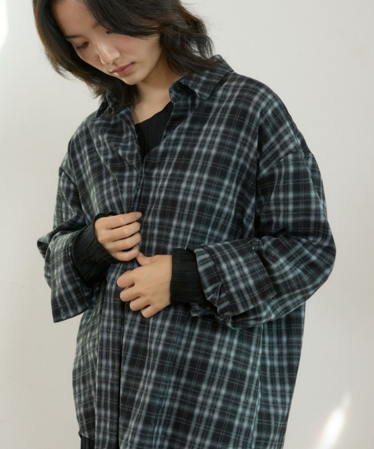 위오이(WIOE) Winter Check Shirt_Black