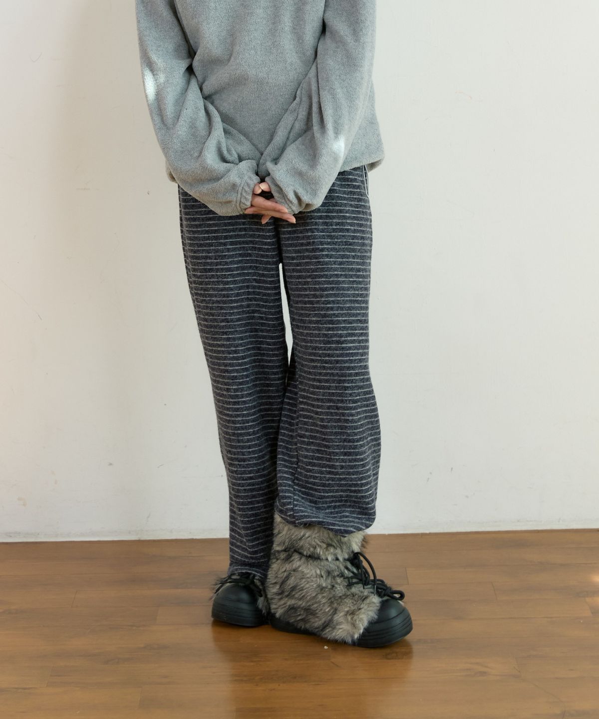 위오이(WIOE) Stripe Fleece Banding Pants_Grey