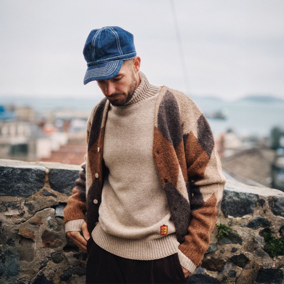 건지 울른스(Guernsey Woollens) 알파카 아가일 가디건 - 샌드