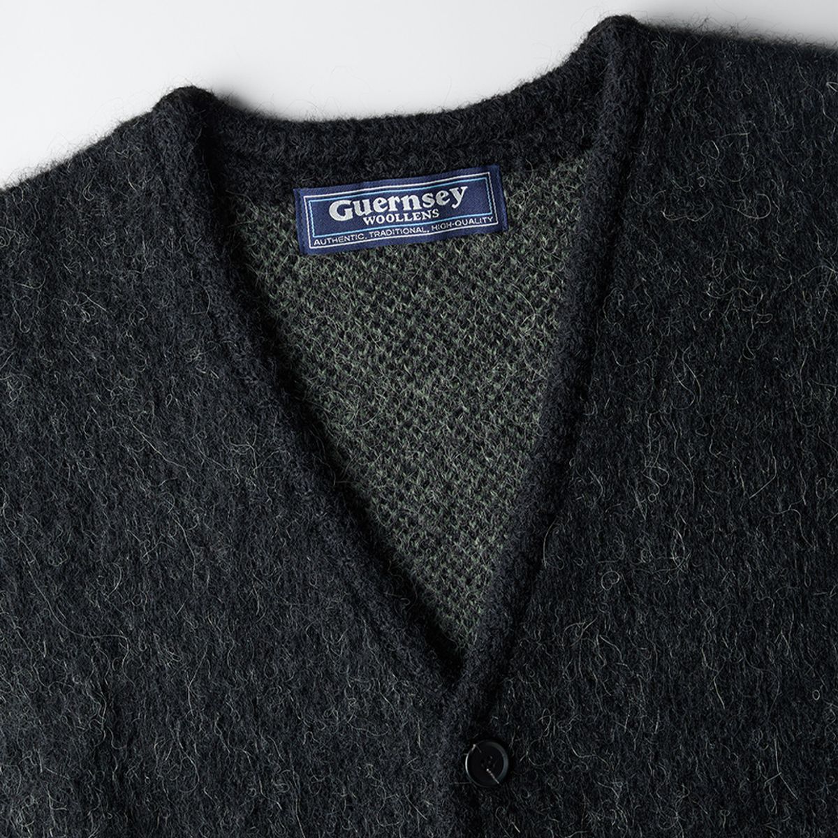 건지 울른스(Guernsey Woollens) 알파카 브이넥 가디건 - 블랙