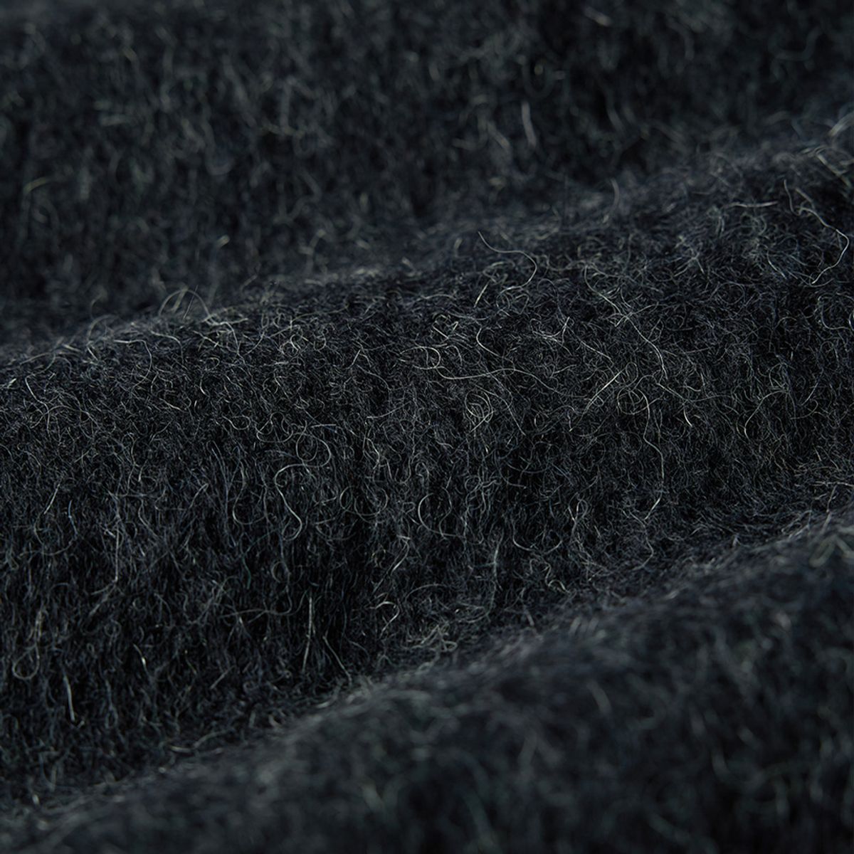 건지 울른스(Guernsey Woollens) 알파카 브이넥 가디건 - 블랙