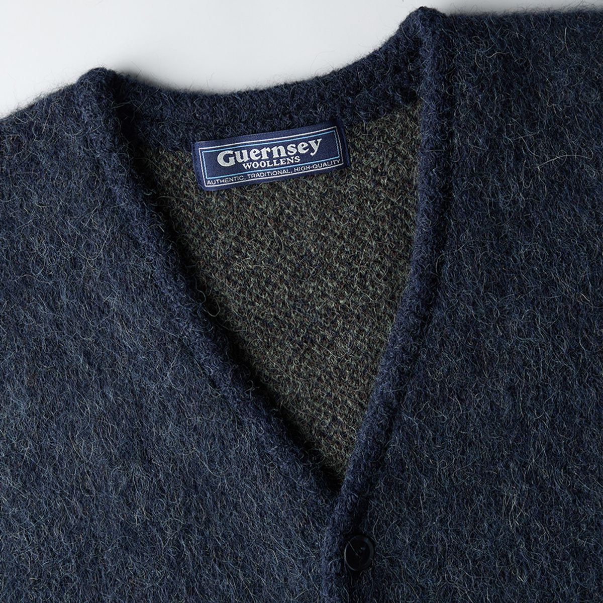 건지 울른스(Guernsey Woollens) 알파카 브이넥 가디건 - 네이비