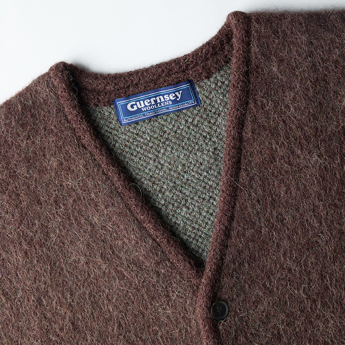 건지 울른스(Guernsey Woollens) 알파카 브이넥 가디건 - 브라운