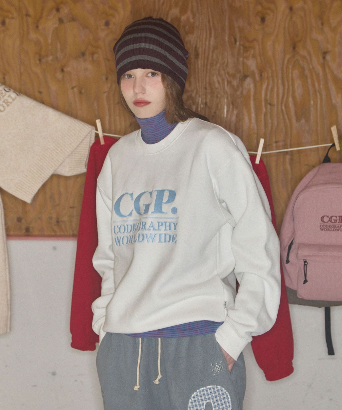 코드그라피(CGP) 기모 스퀘어 로고 맨투맨_오프화이트