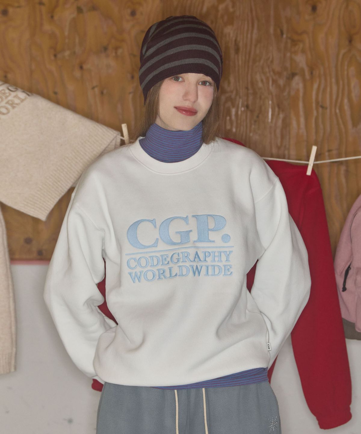 코드그라피(CGP) 기모 스퀘어 로고 맨투맨_오프화이트