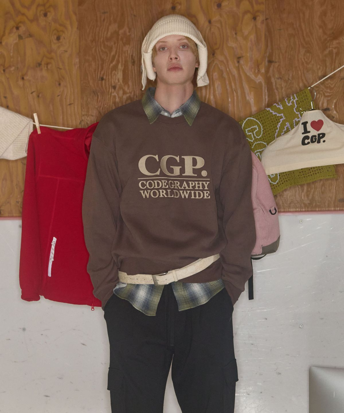 코드그라피(CGP) 기모 스퀘어 로고 맨투맨_초코 브라운