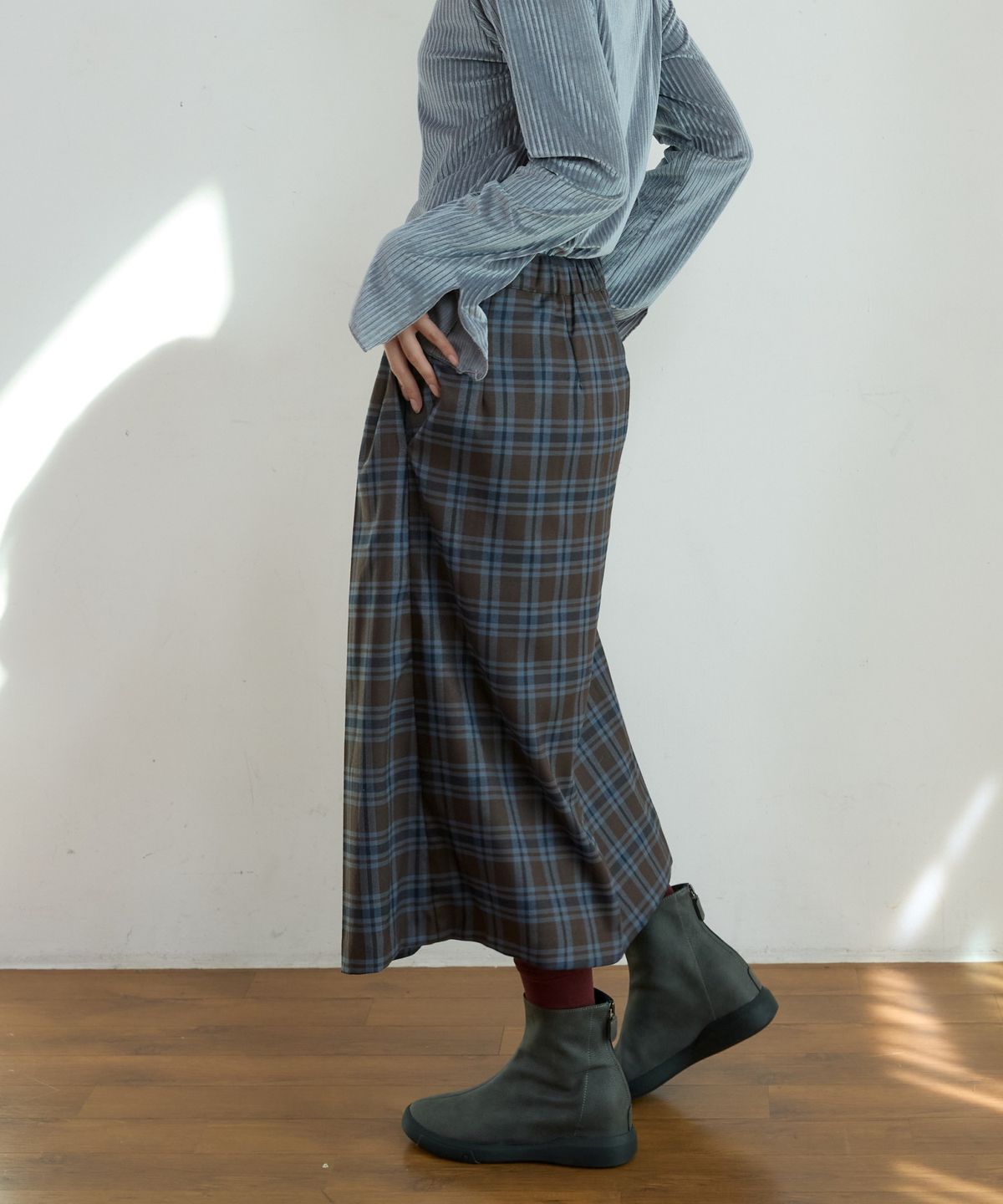 위오이(WIOE) Classic Pleats Skirt_Charcole