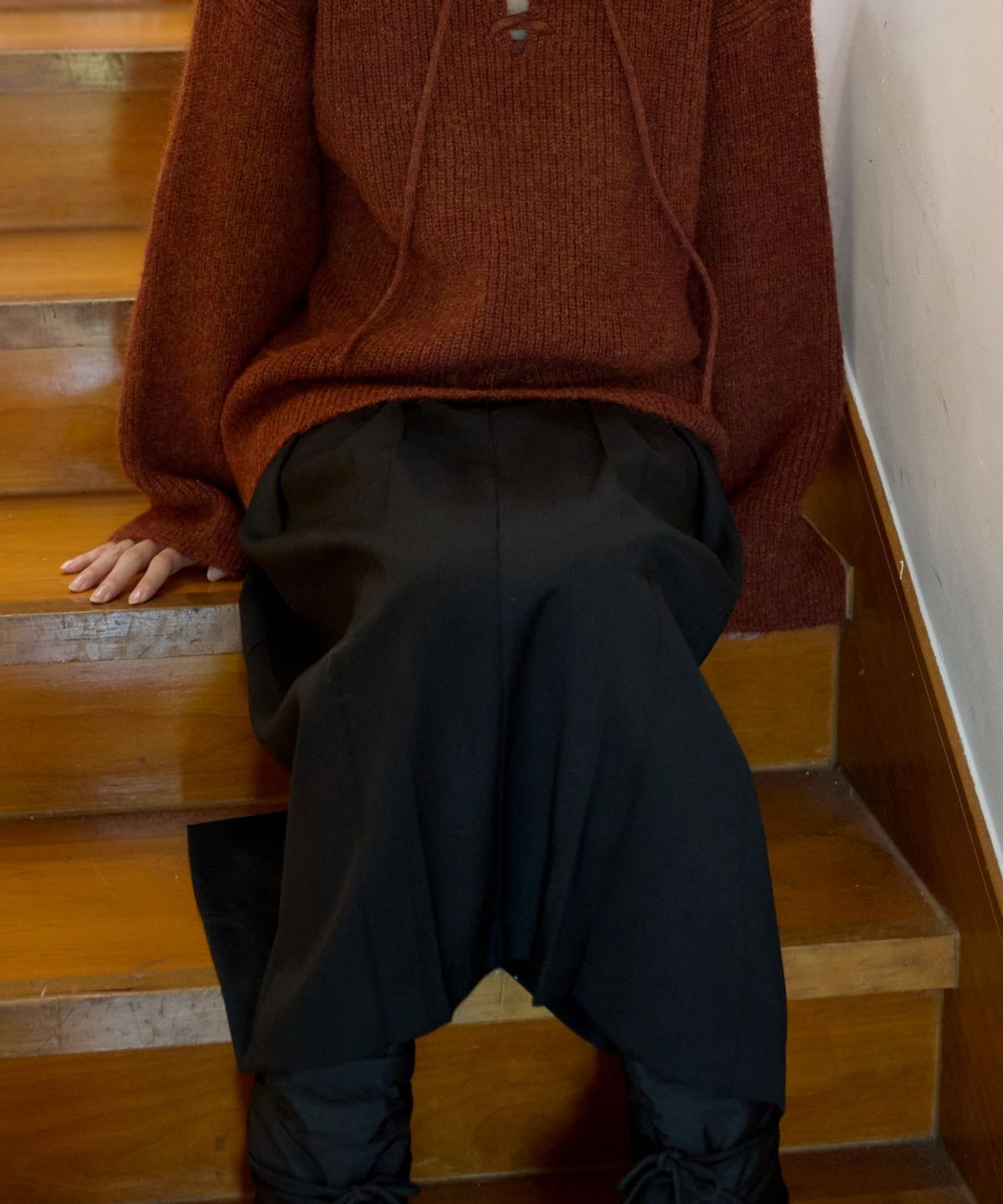 위오이(WIOE) Classic Pleats Skirt_Black