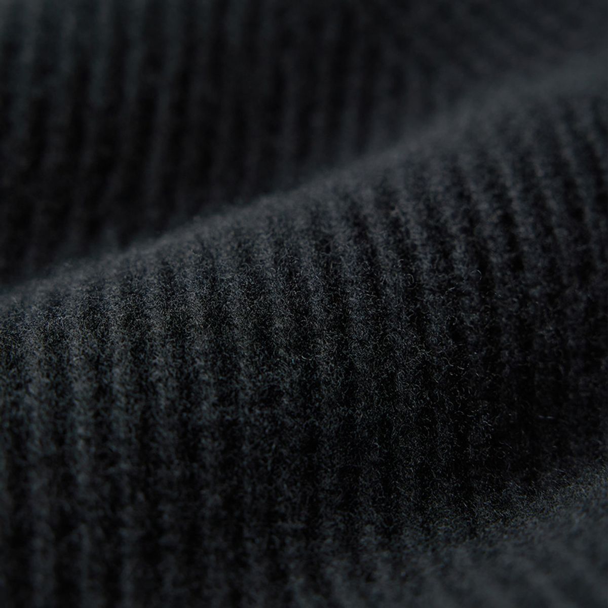건지 울른스(Guernsey Woollens) 디테쳐블 패딩 후드 헤비 집업 스웨터 - 블랙