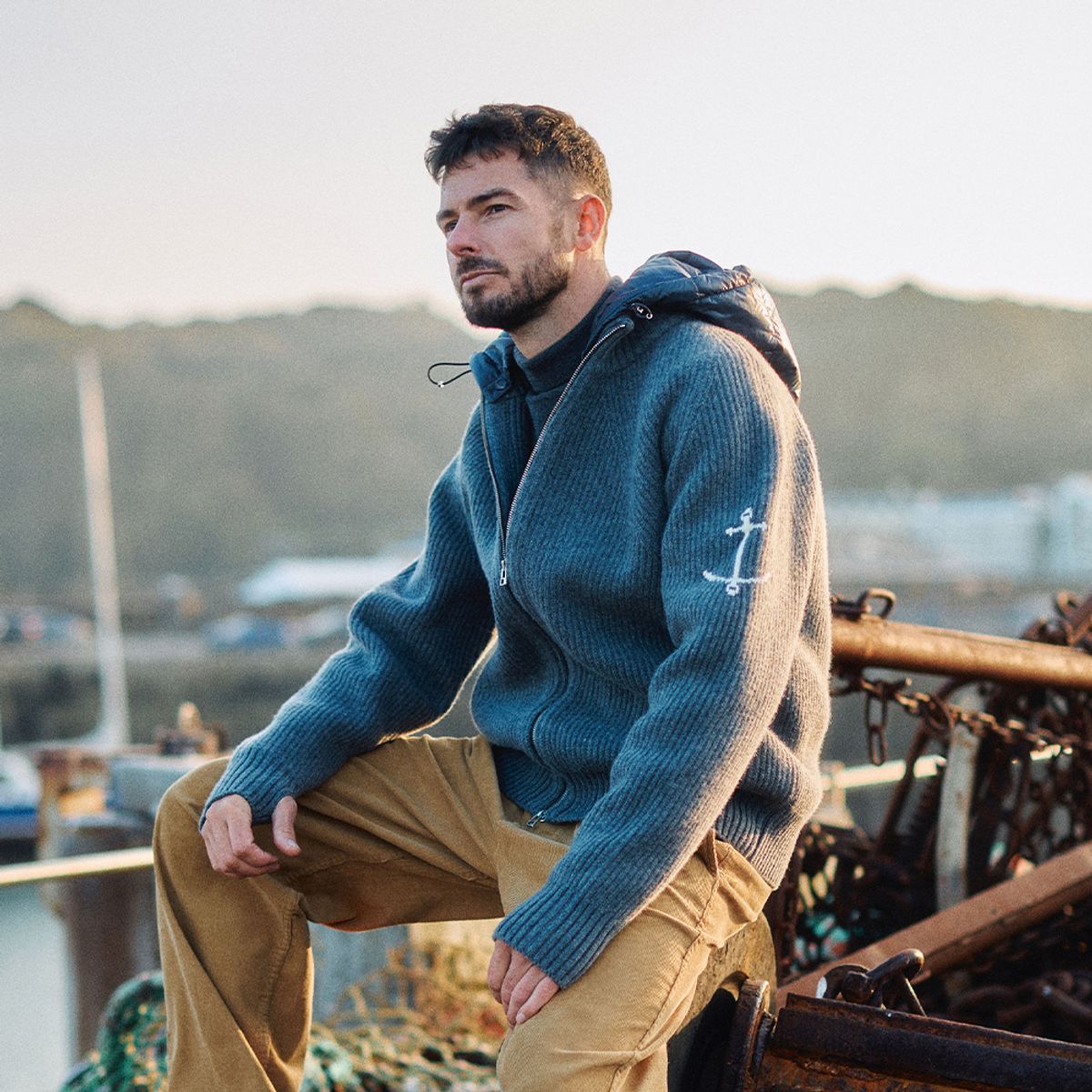 건지 울른스(Guernsey Woollens) 디테쳐블 패딩 후드 헤비 집업 스웨터 - 그레이