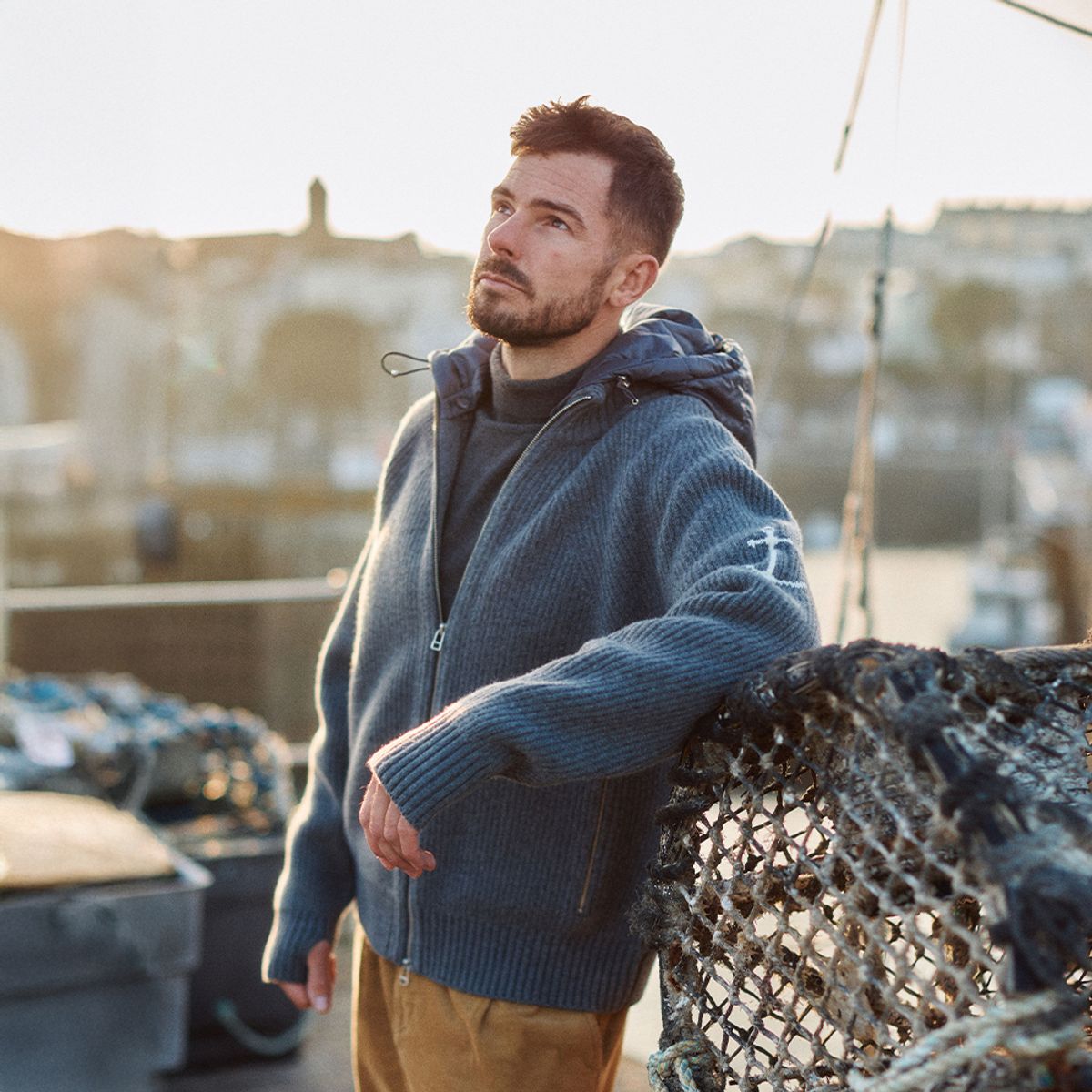건지 울른스(Guernsey Woollens) 디테쳐블 패딩 후드 헤비 집업 스웨터 - 그레이