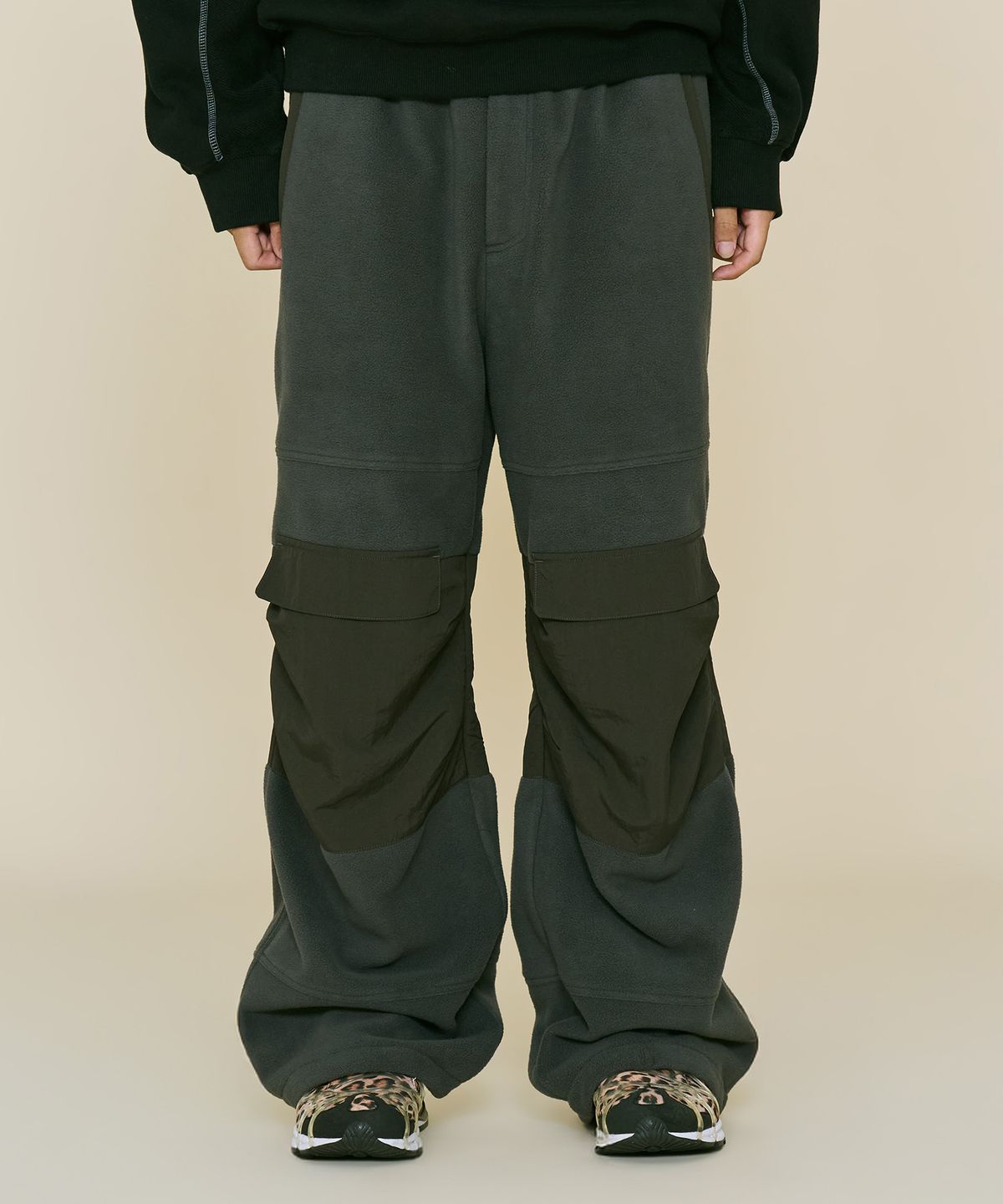 논타입(NONTYPE) FLEECE PANELED FIREMAN PANTS (CHARCOAL)