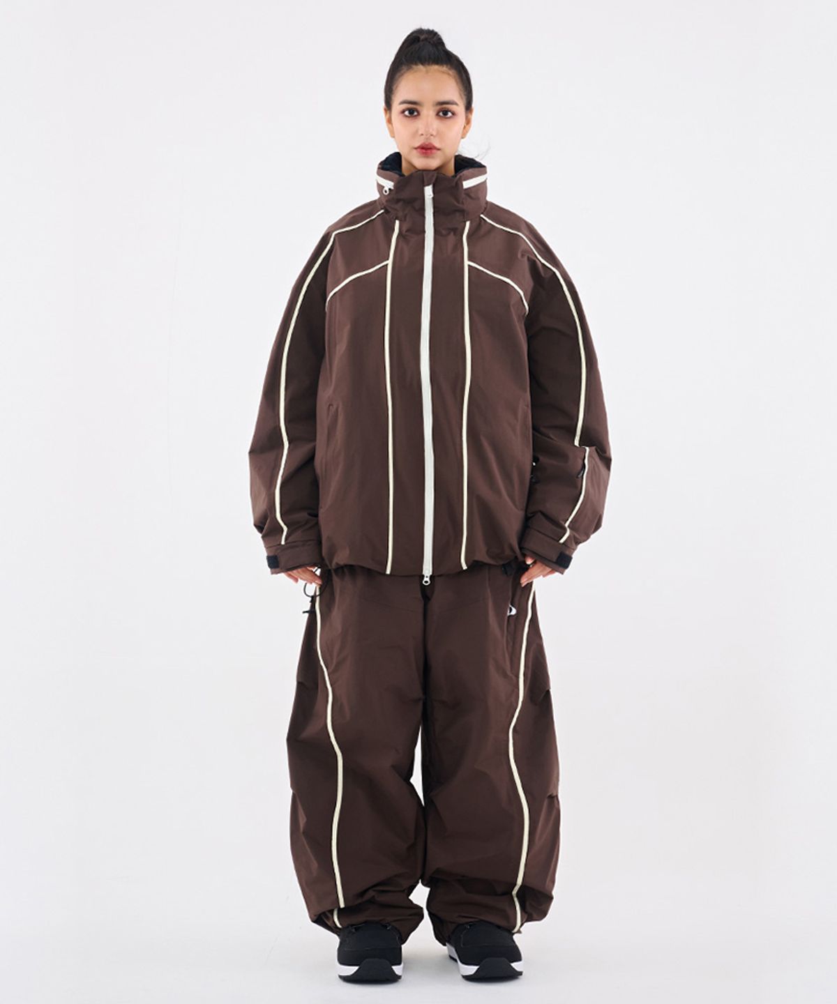 돌아우터웨어(DOLL OUTERWEAR) [DOLL X DUMDIDUM] 2526 슬릭 자켓&팬츠 세트 DARK CHOCO 남녀공용