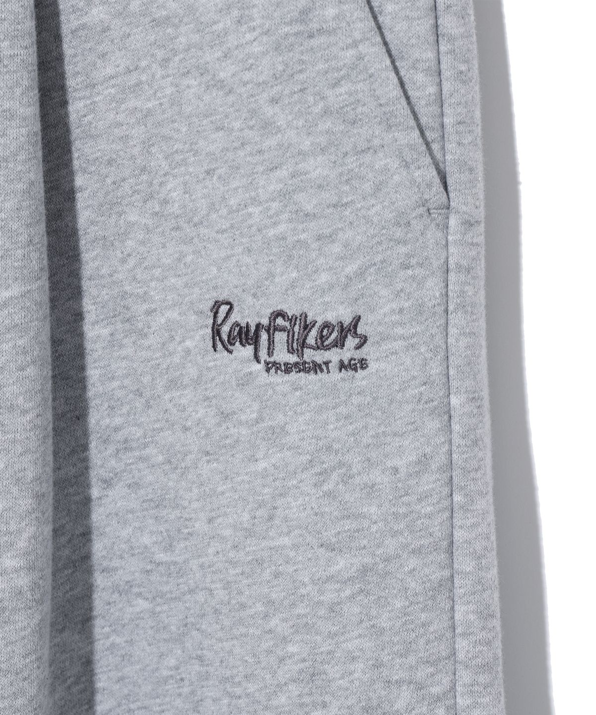 레이피커스(RAYFIKERS) 스몰 레터링 원턱 와이드 스웨트 팬츠 MP9PU979_MELANGE GREY