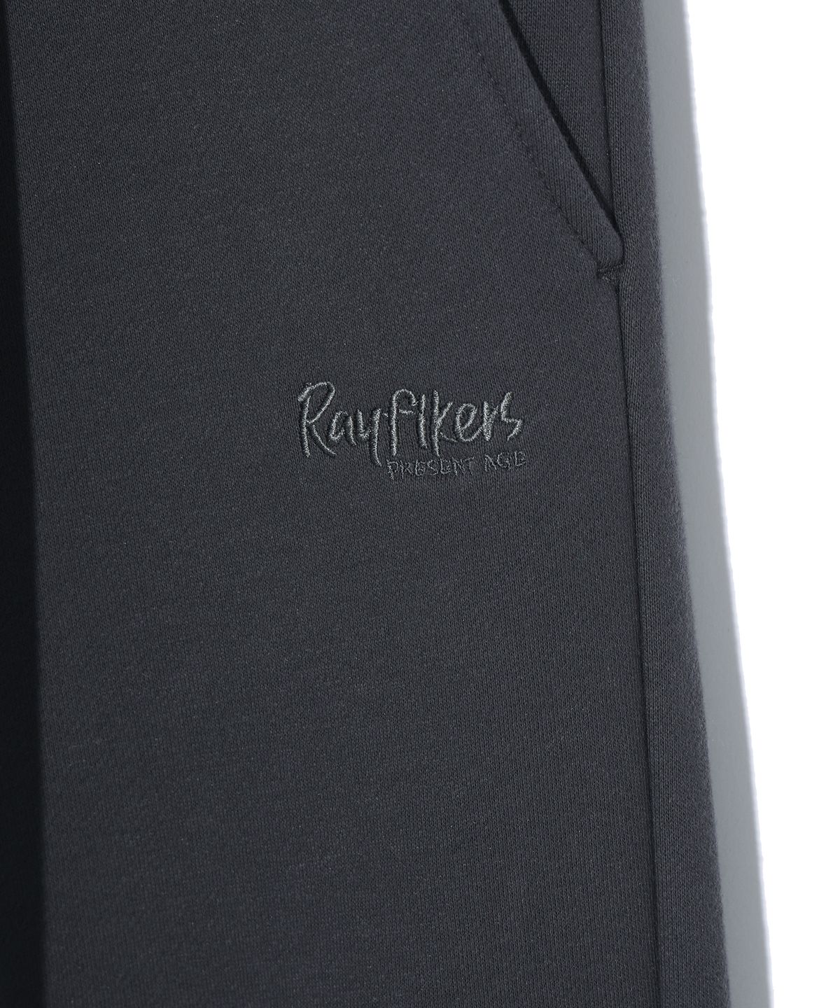 레이피커스(RAYFIKERS) 스몰 레터링 원턱 와이드 스웨트 팬츠 MP9PU979_CHARCOAL