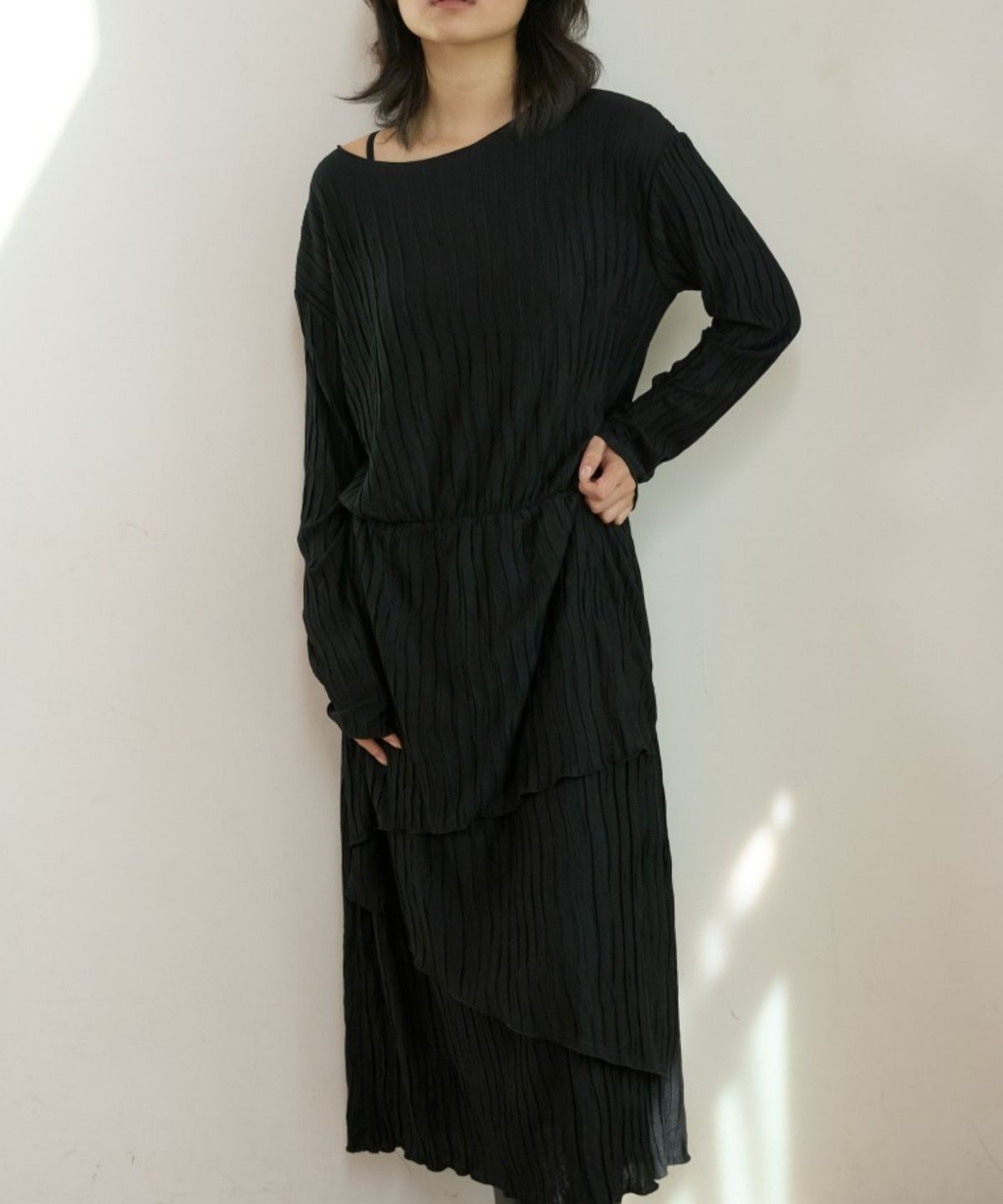 위오이(WIOE) Pleats Layered Dress_Black