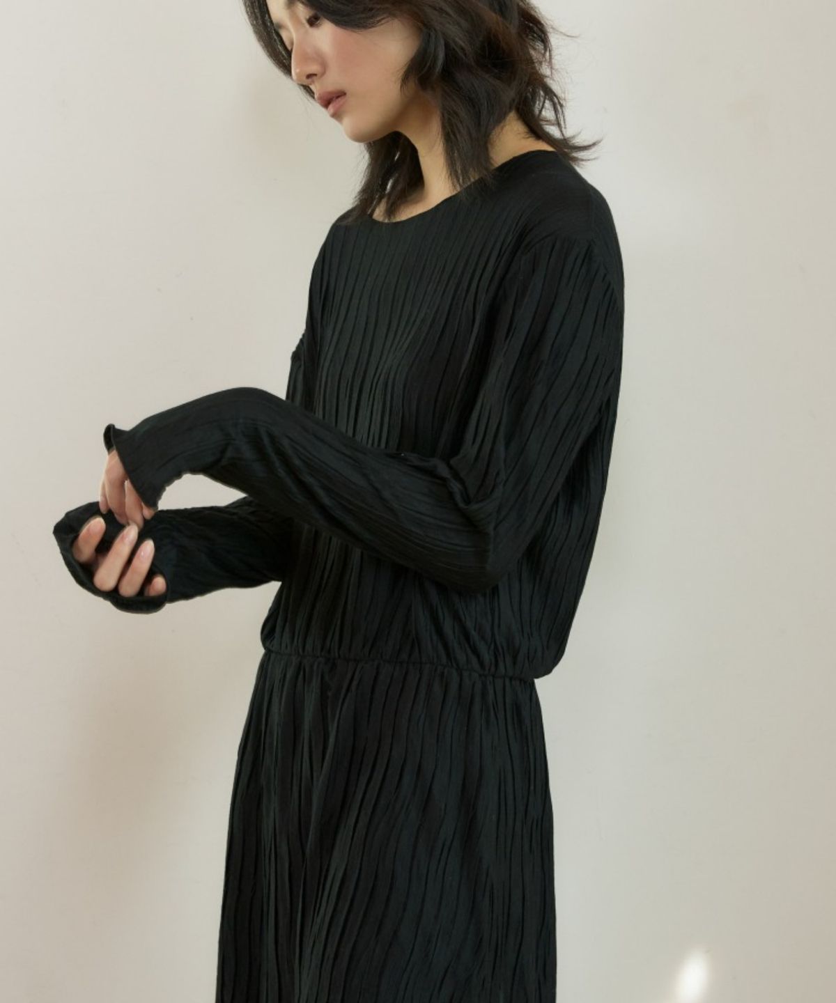 위오이(WIOE) Pleats Layered Dress_Black