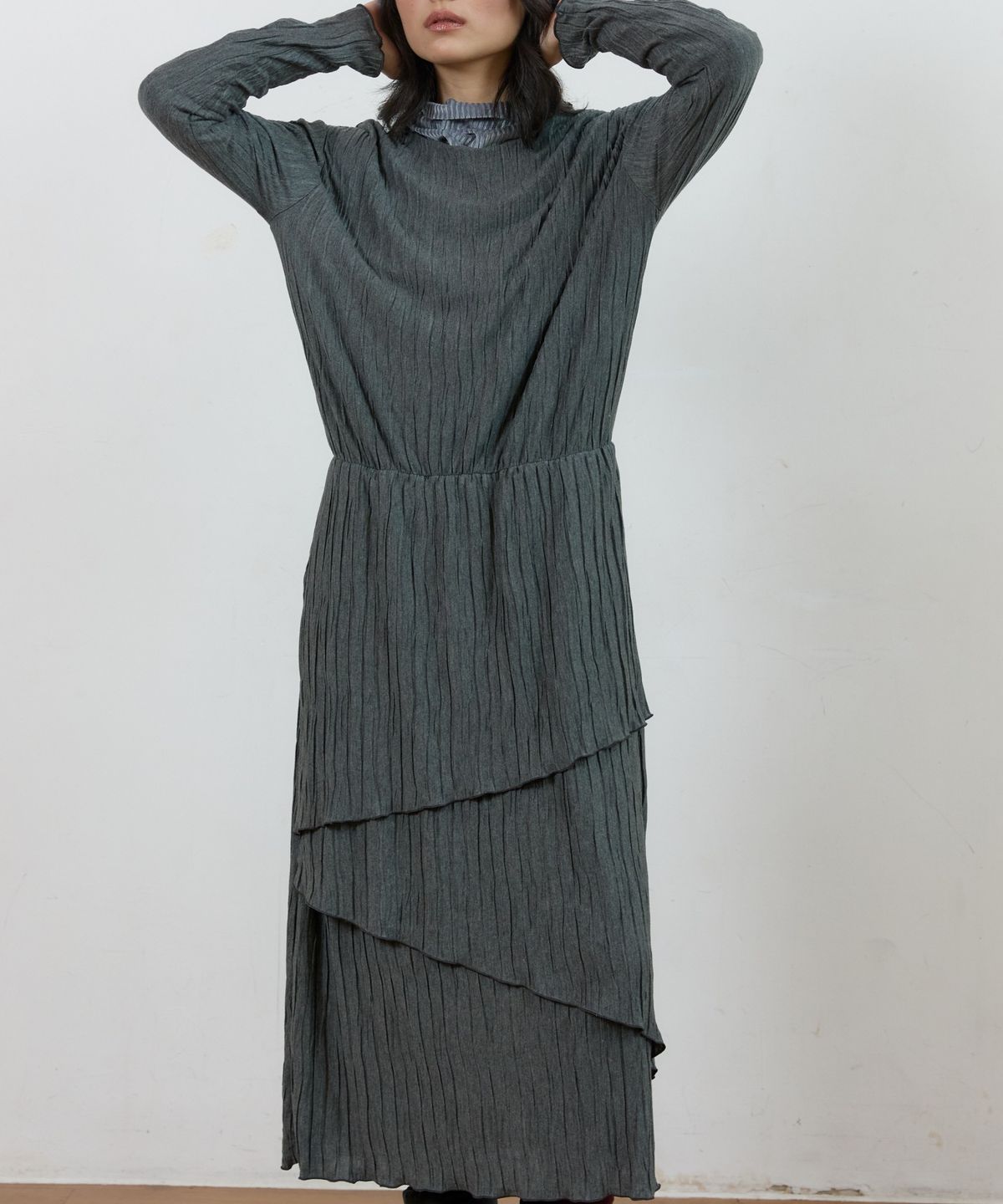 위오이(WIOE) Pleats Layered Dress_Charcole