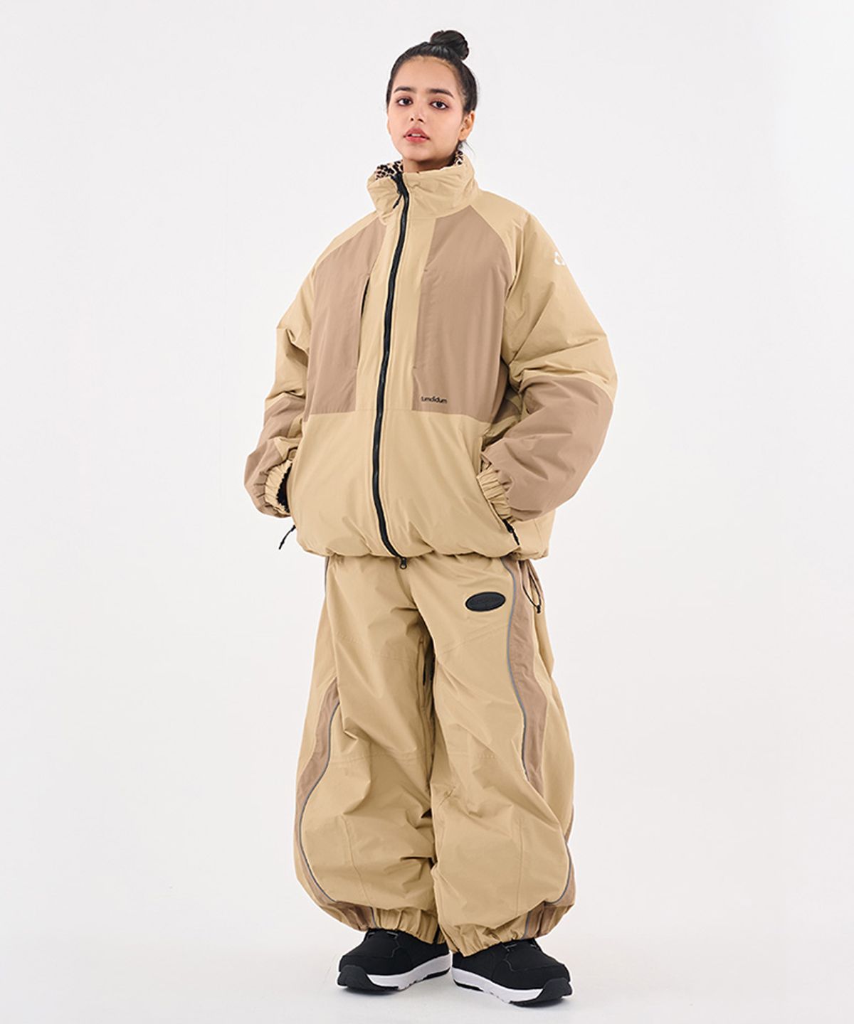 돌아우터웨어(DOLL OUTERWEAR) [DOLL X DUMDIDUM] 2526 리버시블 티로 패딩 자켓&팬츠 세트 BEIGE 남녀공용