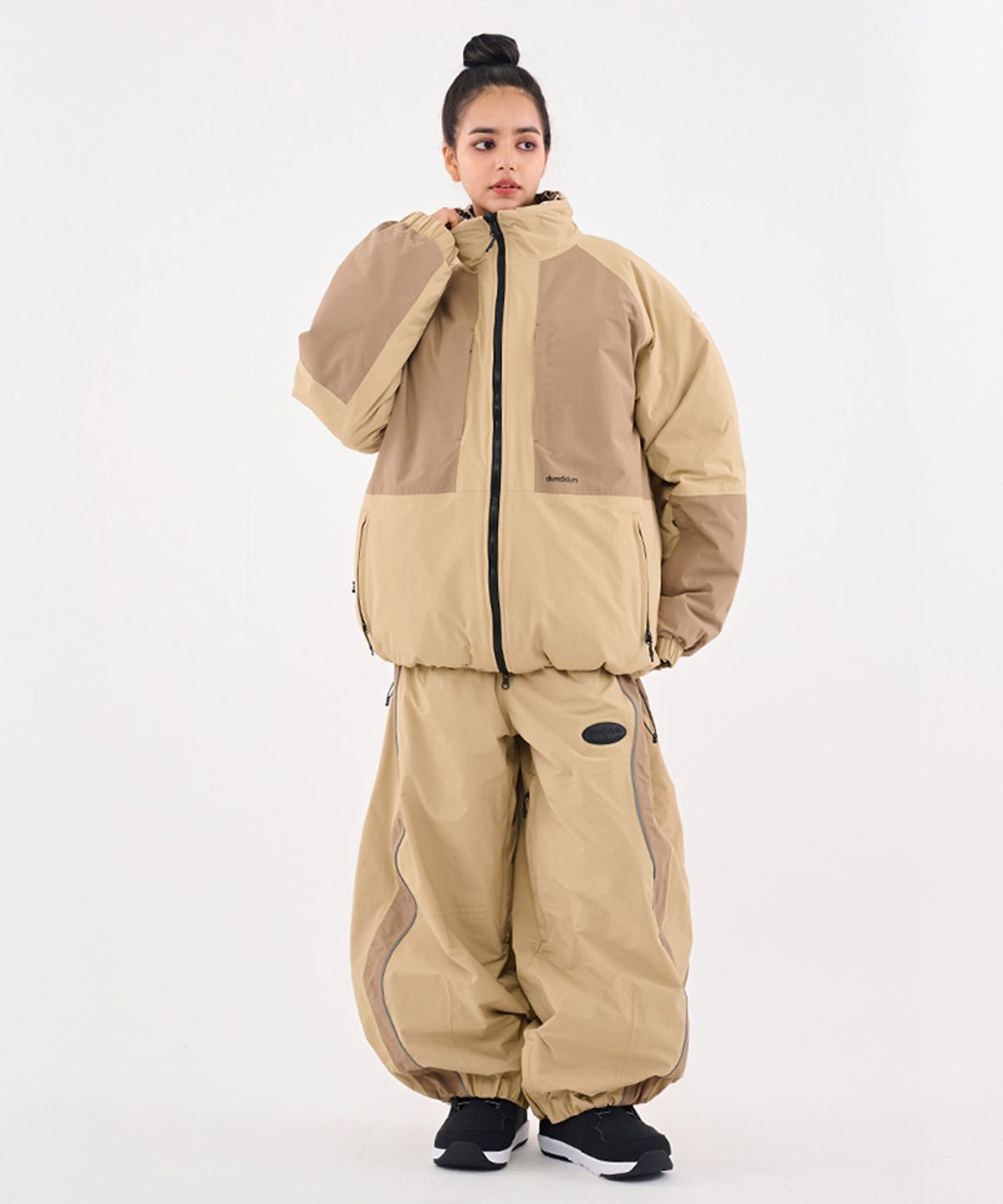 돌아우터웨어(DOLL OUTERWEAR) [DOLL X DUMDIDUM] 2526 리버시블 티로 패딩 자켓&팬츠 세트 BEIGE 남녀공용