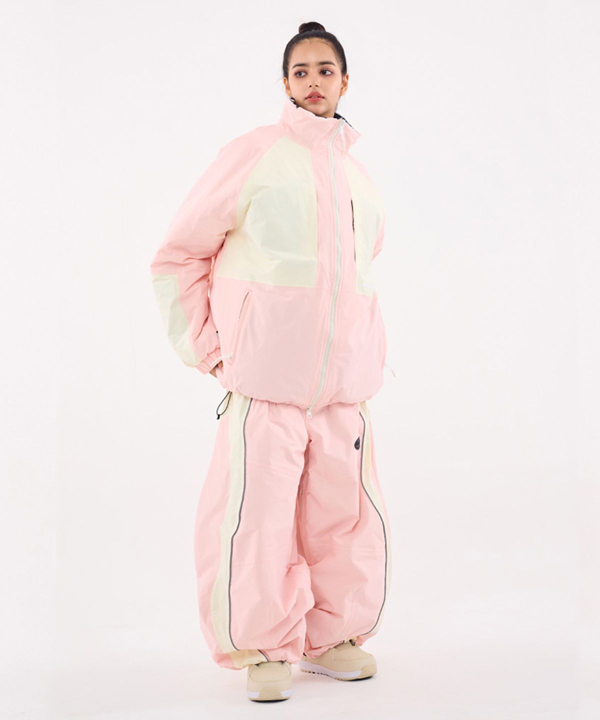 돌아우터웨어(DOLL OUTERWEAR) [DOLL X DUMDIDUM] 2526 리버시블 티로 패딩 자켓&팬츠 세트 BABY PINK 남녀공용