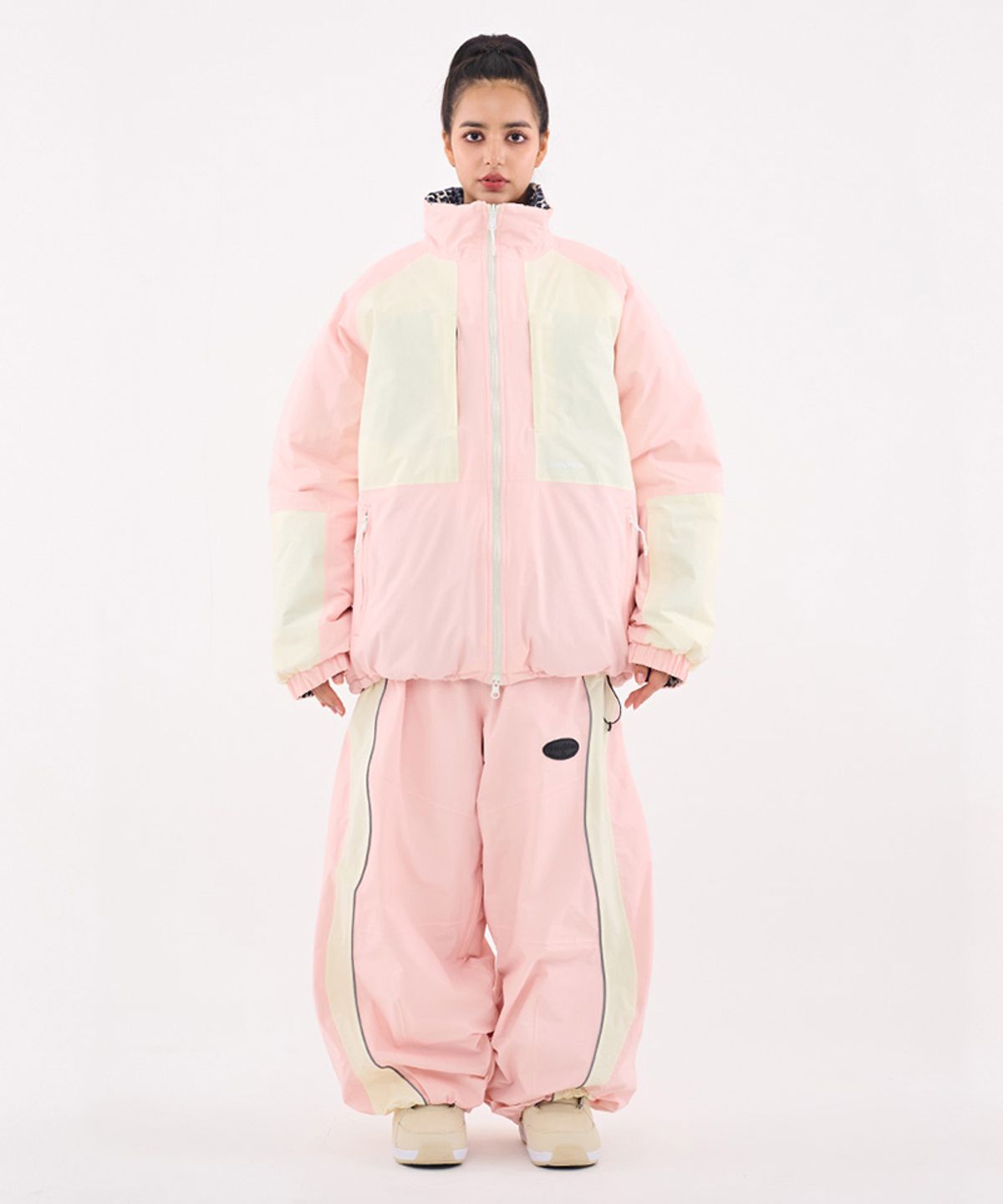 돌아우터웨어(DOLL OUTERWEAR) [DOLL X DUMDIDUM] 2526 리버시블 티로 패딩 자켓&팬츠 세트 BABY PINK 남녀공용