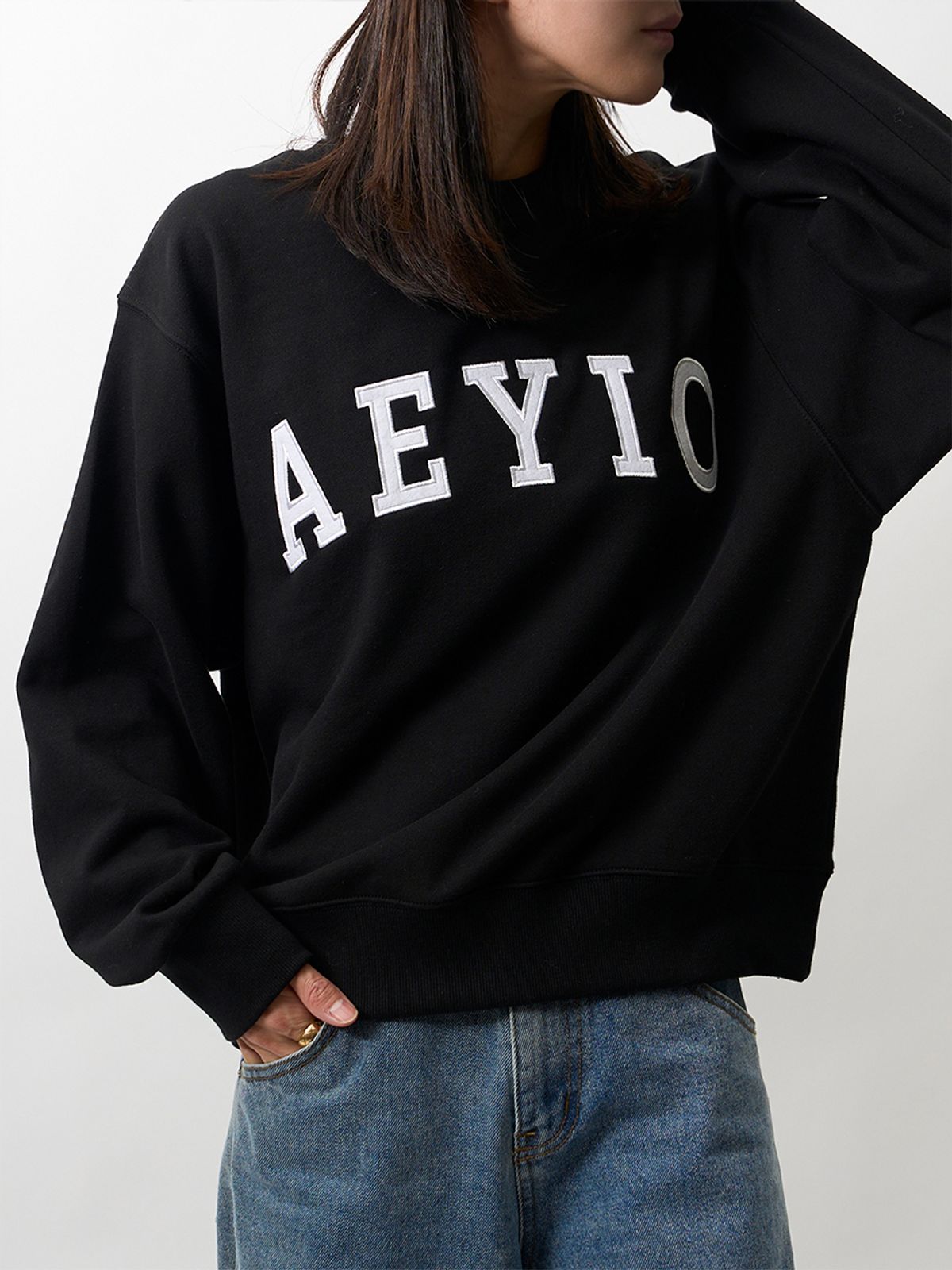 에이와이오 스튜디오(AEYIOSTUDIO) 패치 로고 스웻셔츠_ATE1001 (3 Colors)