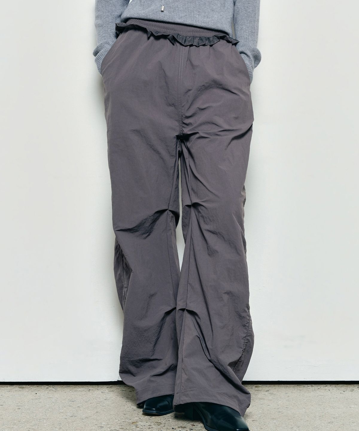 닉앤니콜(NICK&NICOLE) RUFFLE LACE PARACHUTE PANTS_CHARCOAL