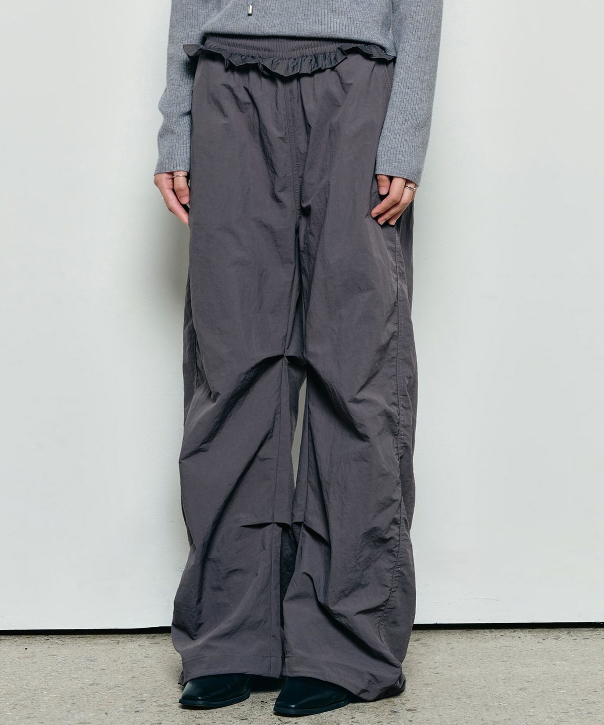 닉앤니콜(NICK&NICOLE) RUFFLE LACE PARACHUTE PANTS_CHARCOAL