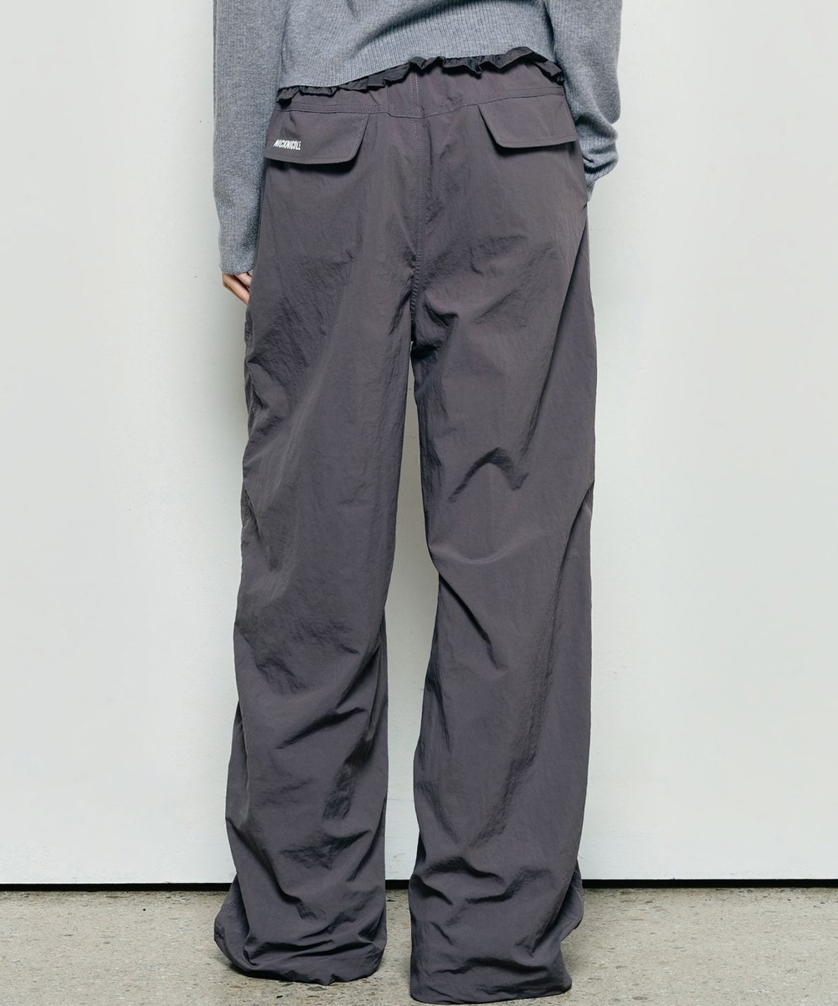 닉앤니콜(NICK&NICOLE) RUFFLE LACE PARACHUTE PANTS_CHARCOAL