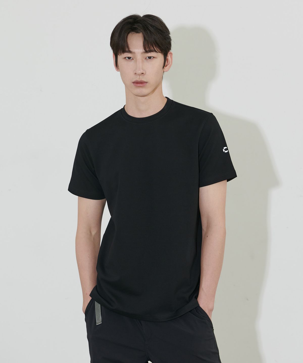 챕터엑스(CHAPTER.X) 올라운드 소프트 세미 머슬핏 하프셔츠 (Black)